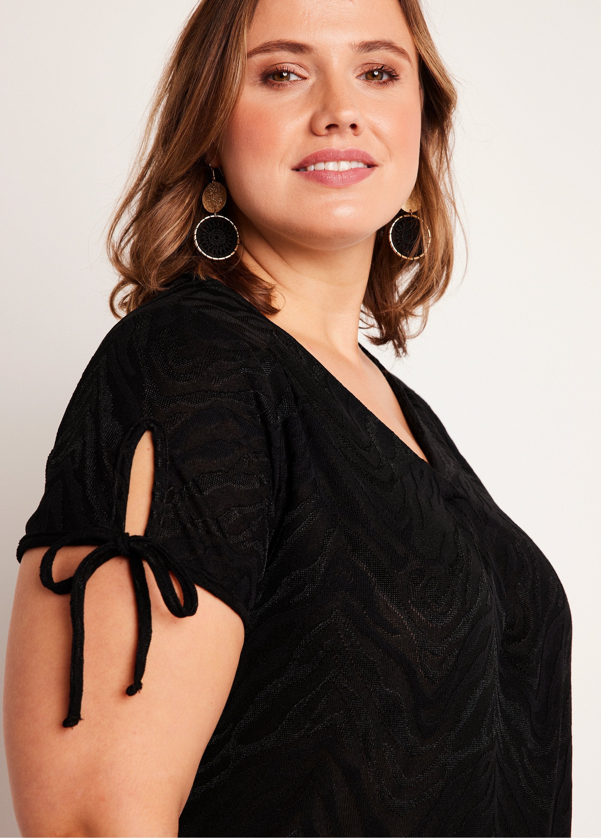 T-shirt_long_ample_col_V_Noir_DE1_curvy