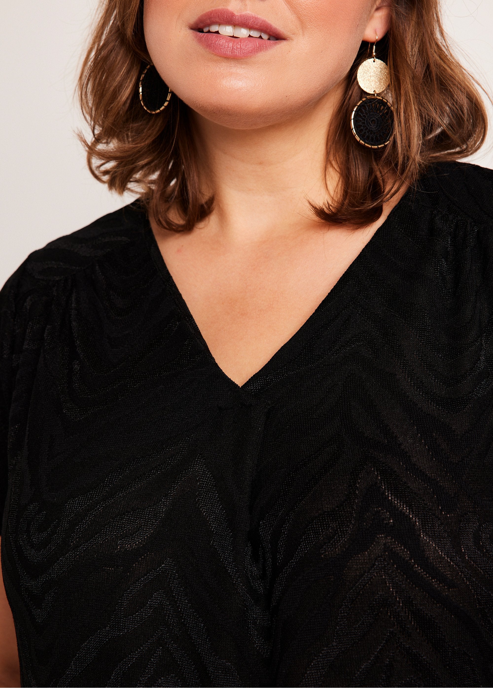 T-shirt_long_ample_col_V_Noir_DE2_curvy