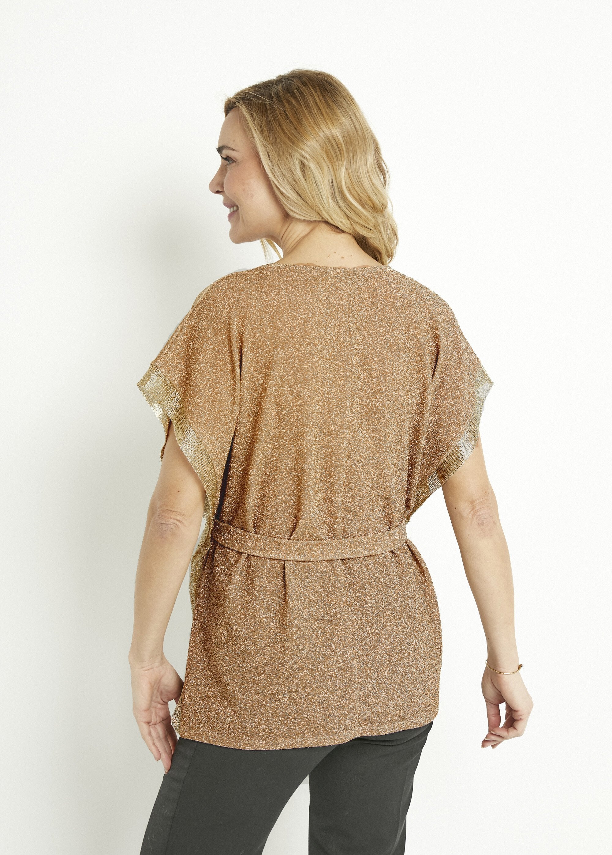 Lang_glanzend_gouden_t-shirt_met_vleermuismouwen_Dore_DO1_slim