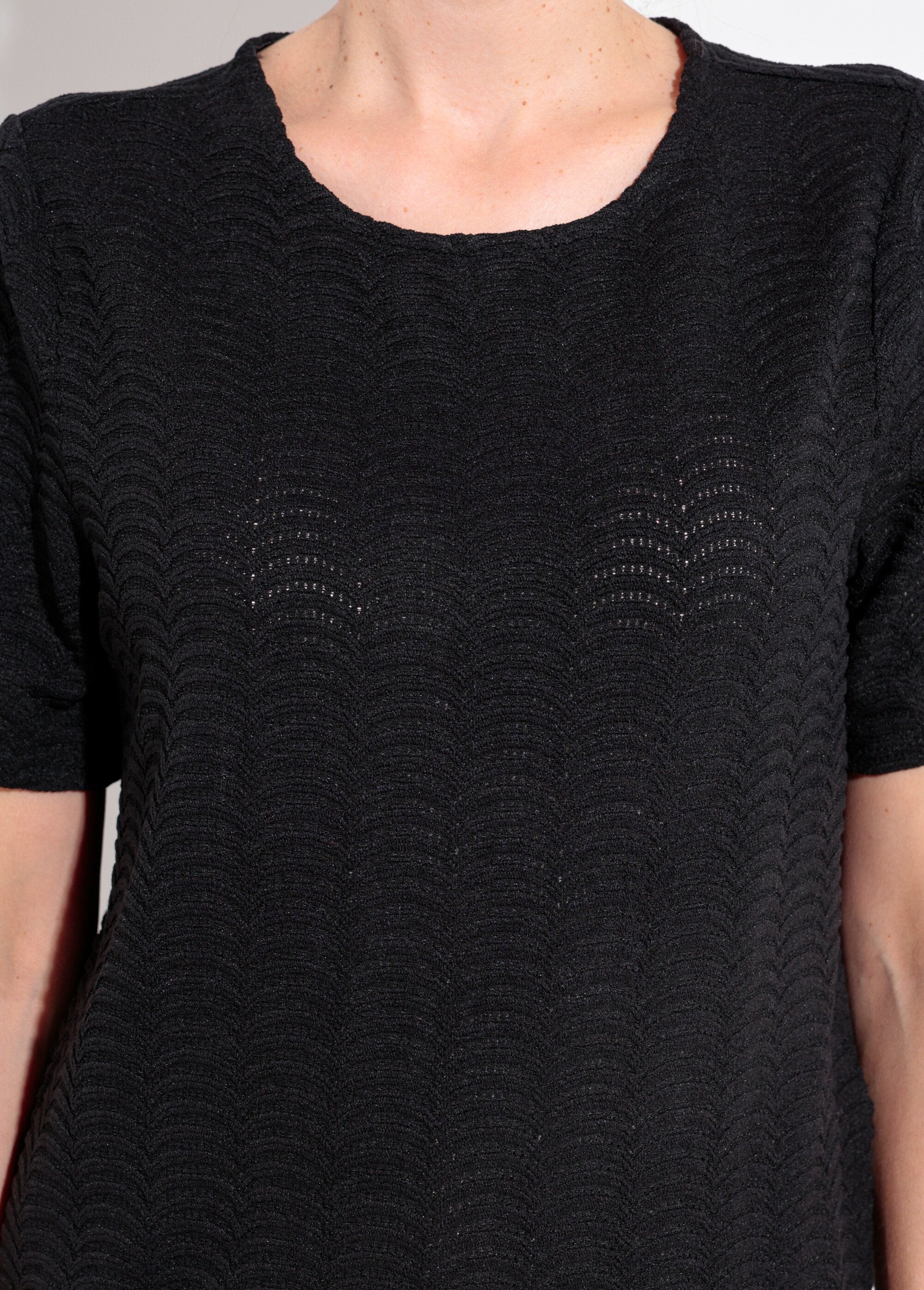 T-shirt_maille_reliéfée_motif__écailles_Noir_DE1_slim