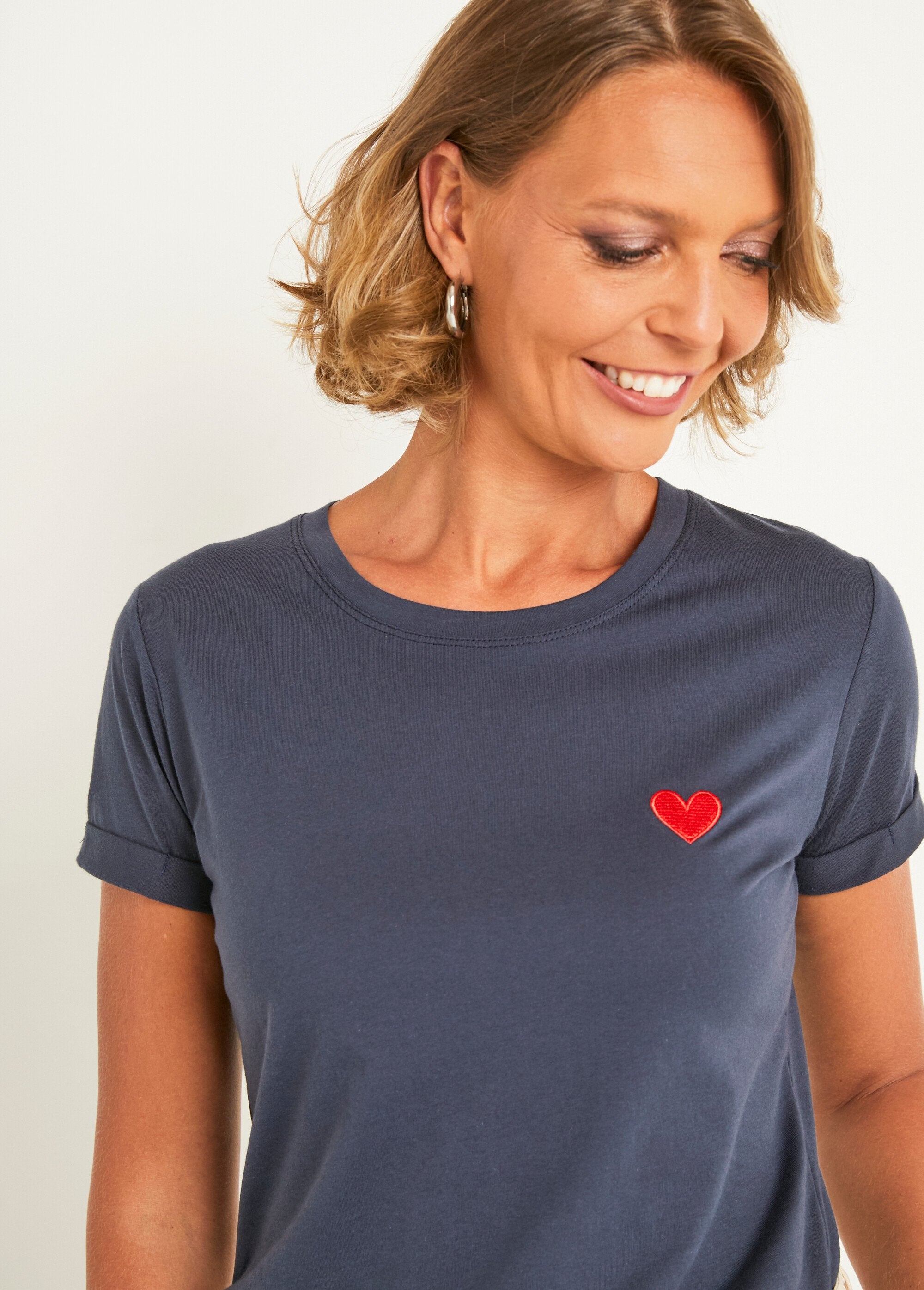 T-shirt_col_rond_broderie_coeur_poitrine_Marine_DE1_slim