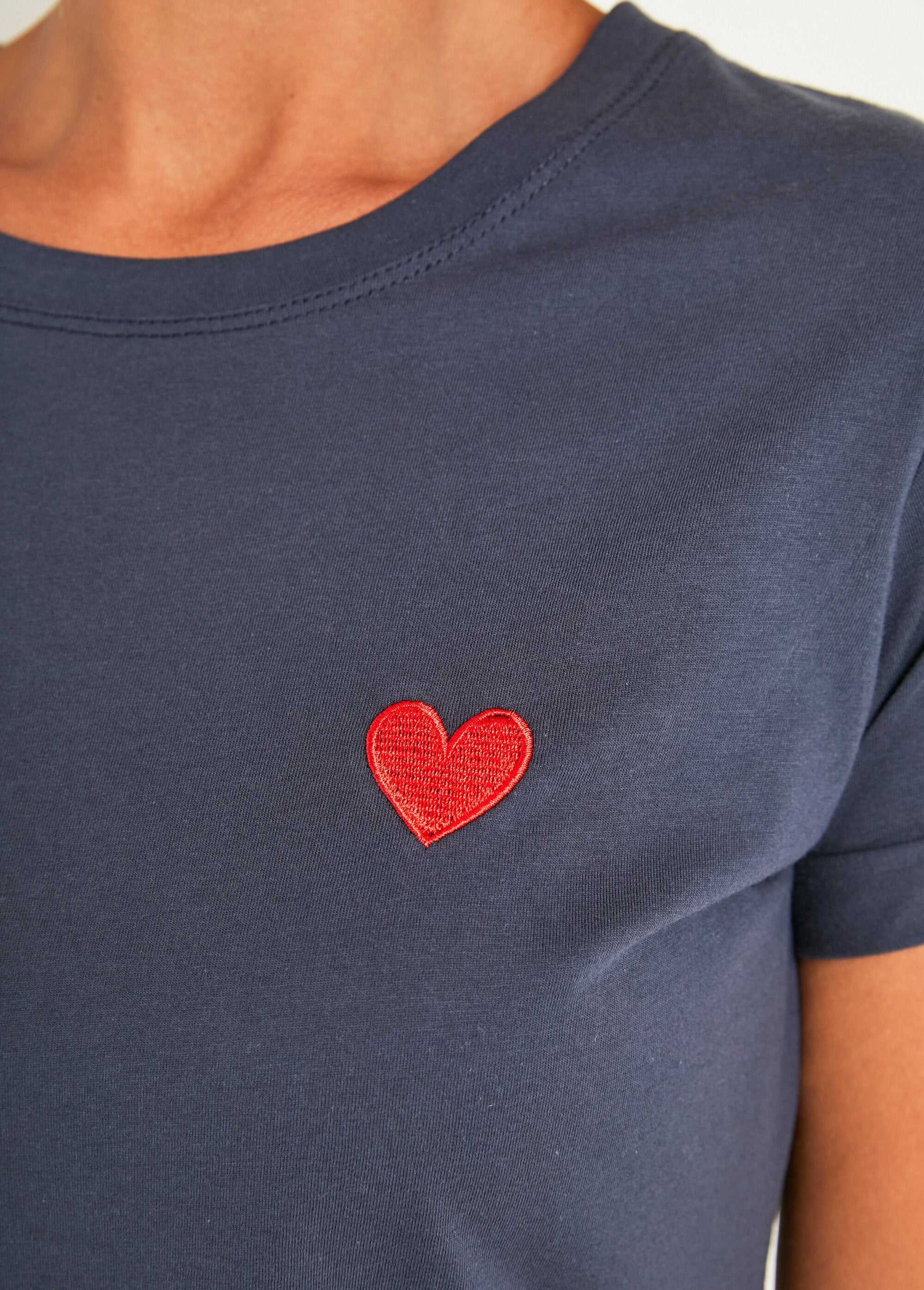 T-shirt_col_rond_broderie_coeur_poitrine_Marine_DE2_slim