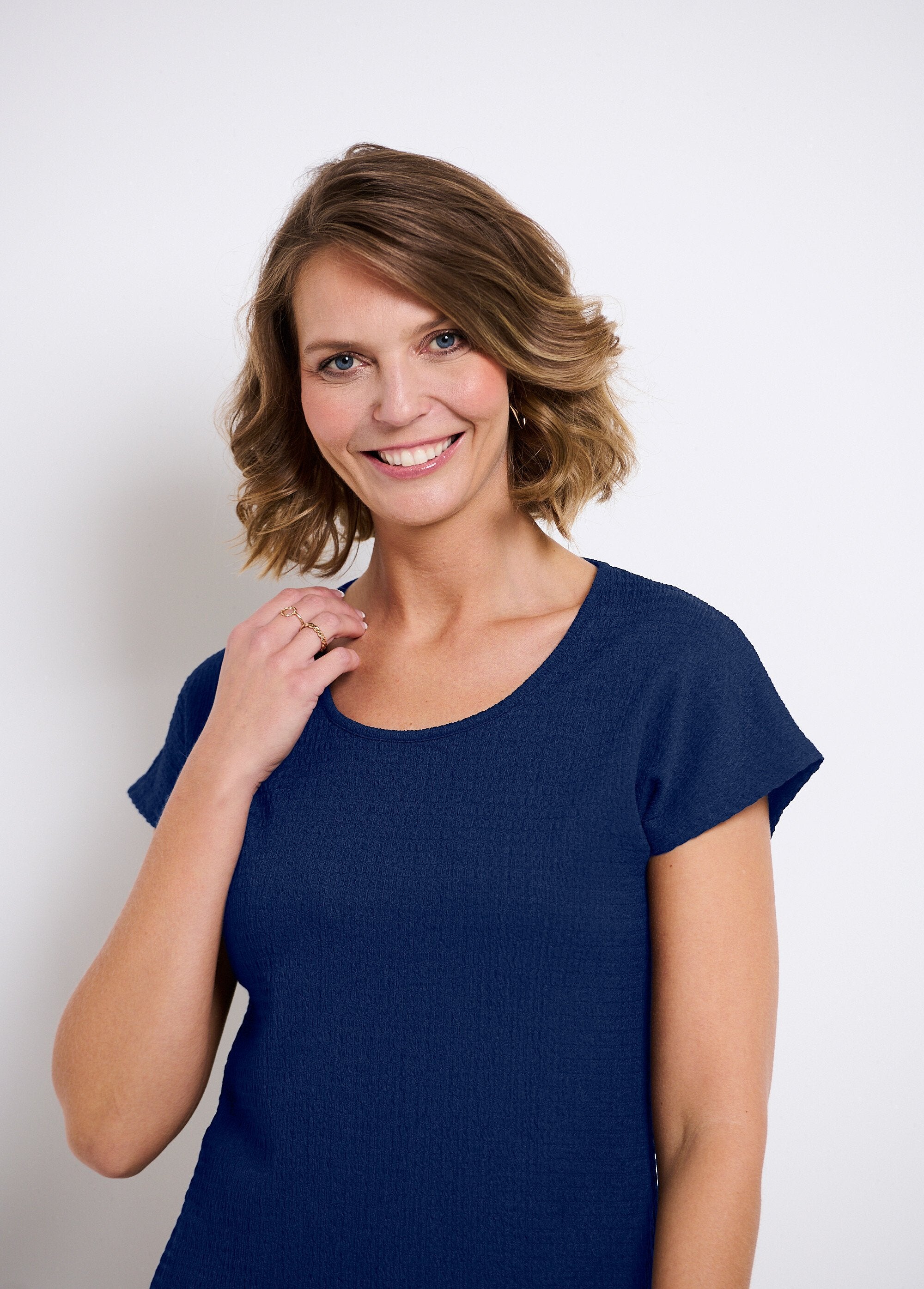 T-shirt_manches_courtes_uni_ou_imprimé_fleurs_Uni_marine_DE1_slim