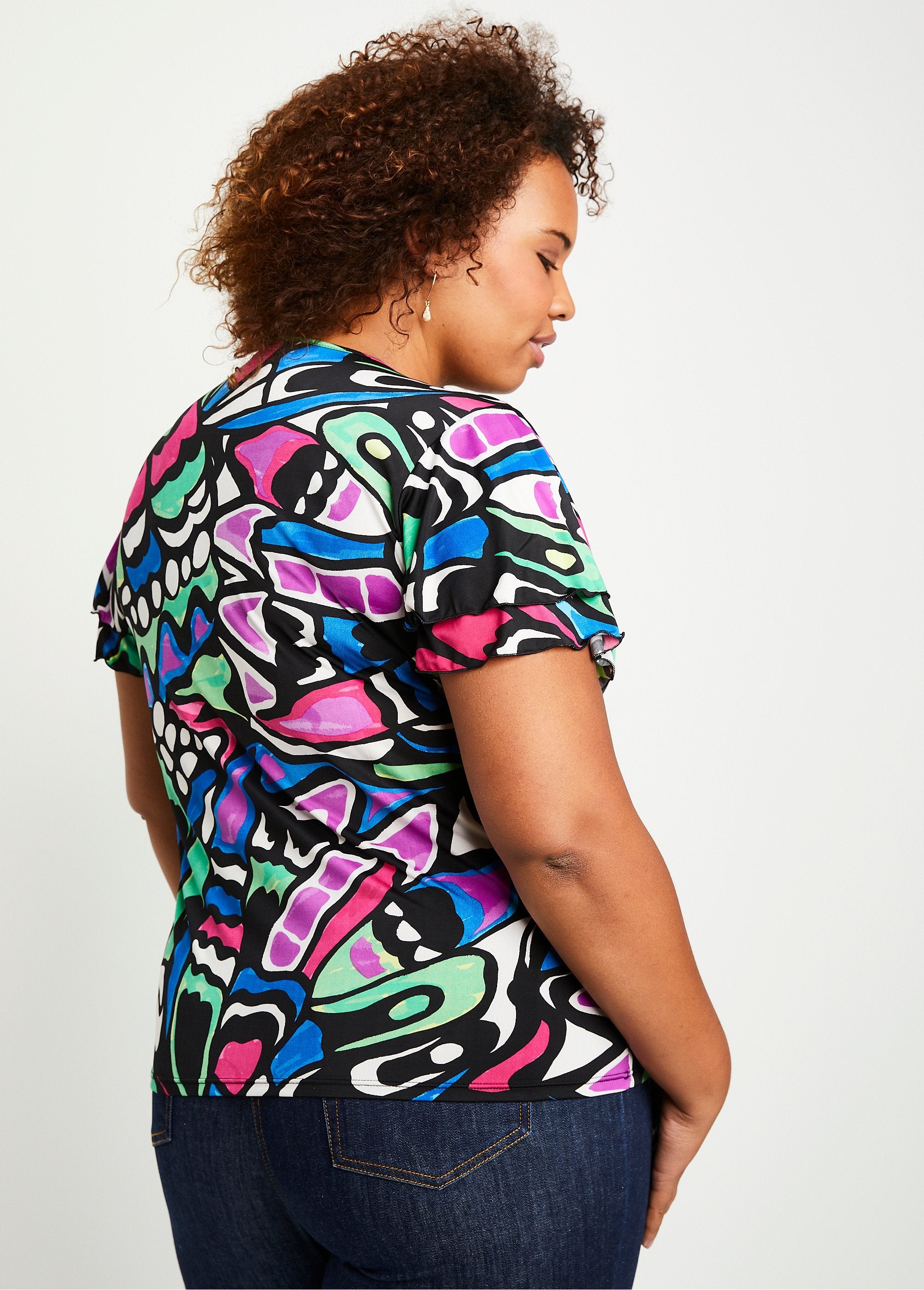 T-shirt_manches_courtes_volantées_Fond_noir_DO1_curvy