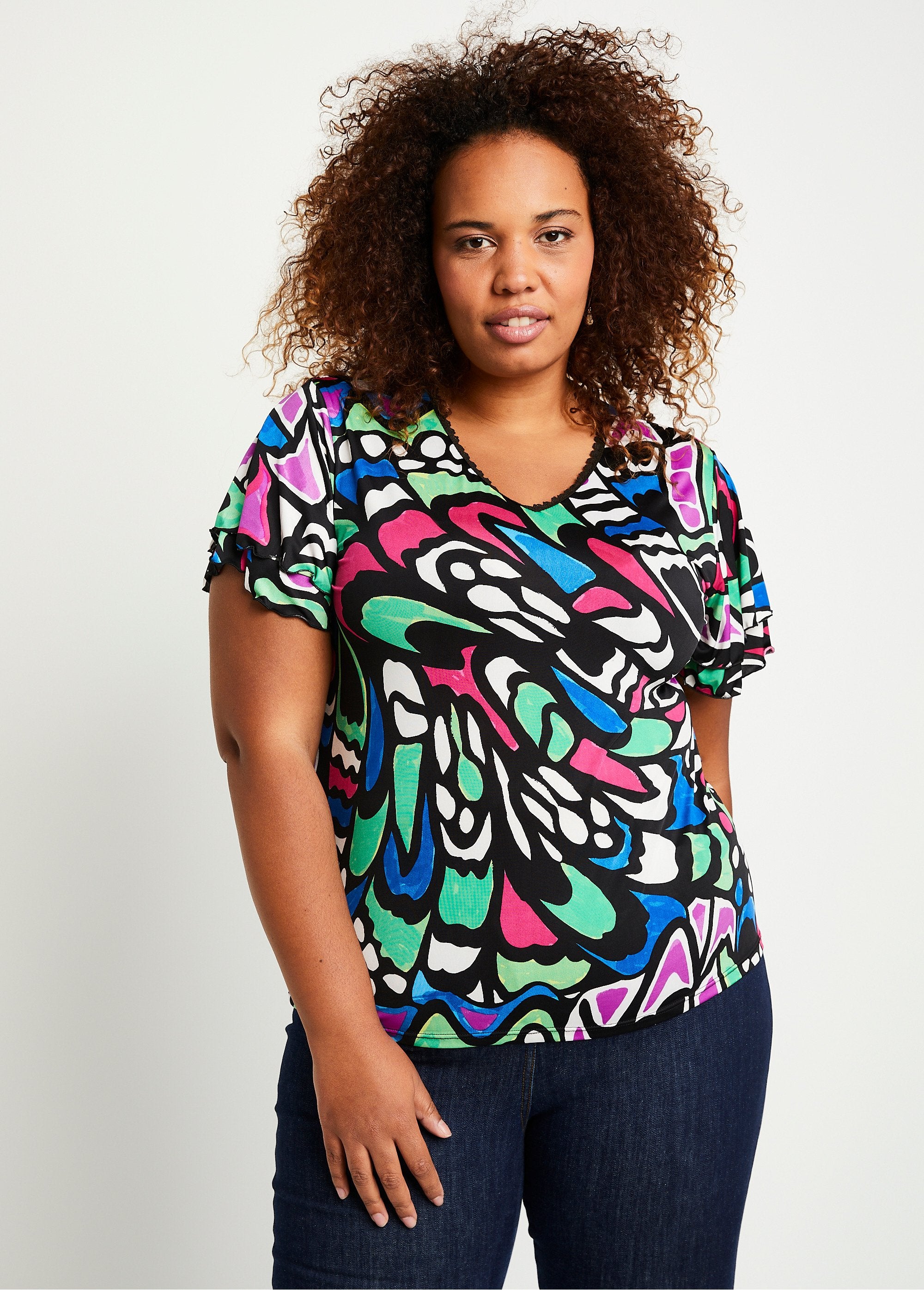 T-shirt_manches_courtes_volantées_Fond_noir_FA1_curvy