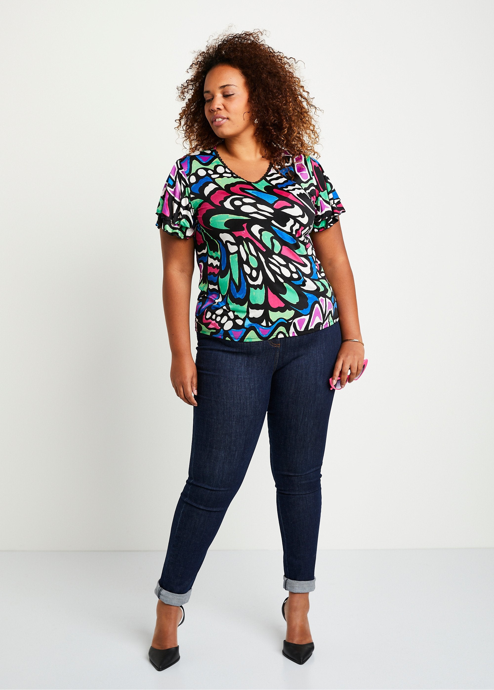 T-shirt_manches_courtes_volantées_Fond_noir_SF1_curvy