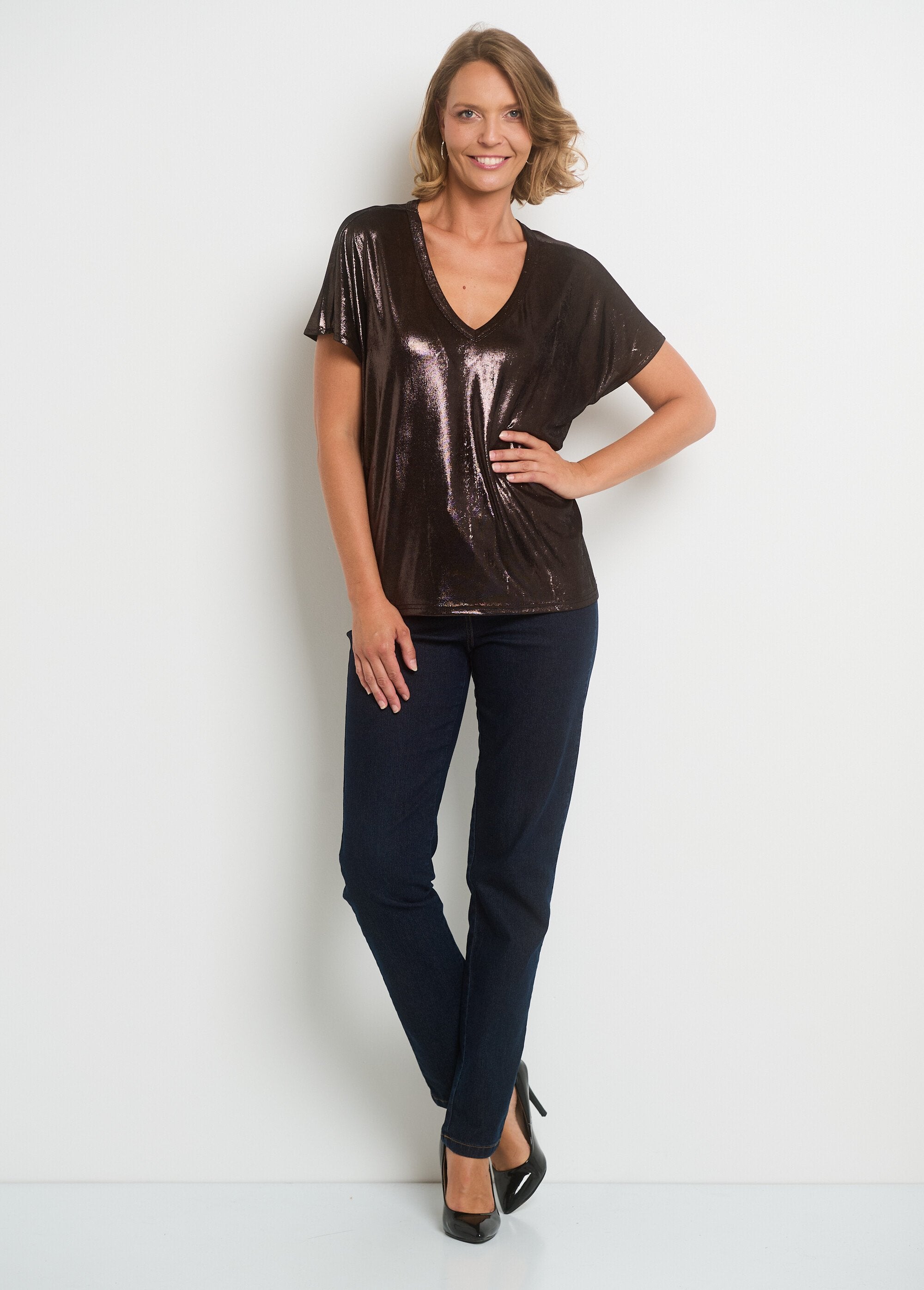 Metallic_T-shirt_met_V-hals_en_aangeknipte_mouwen_Noir_SF1_slim