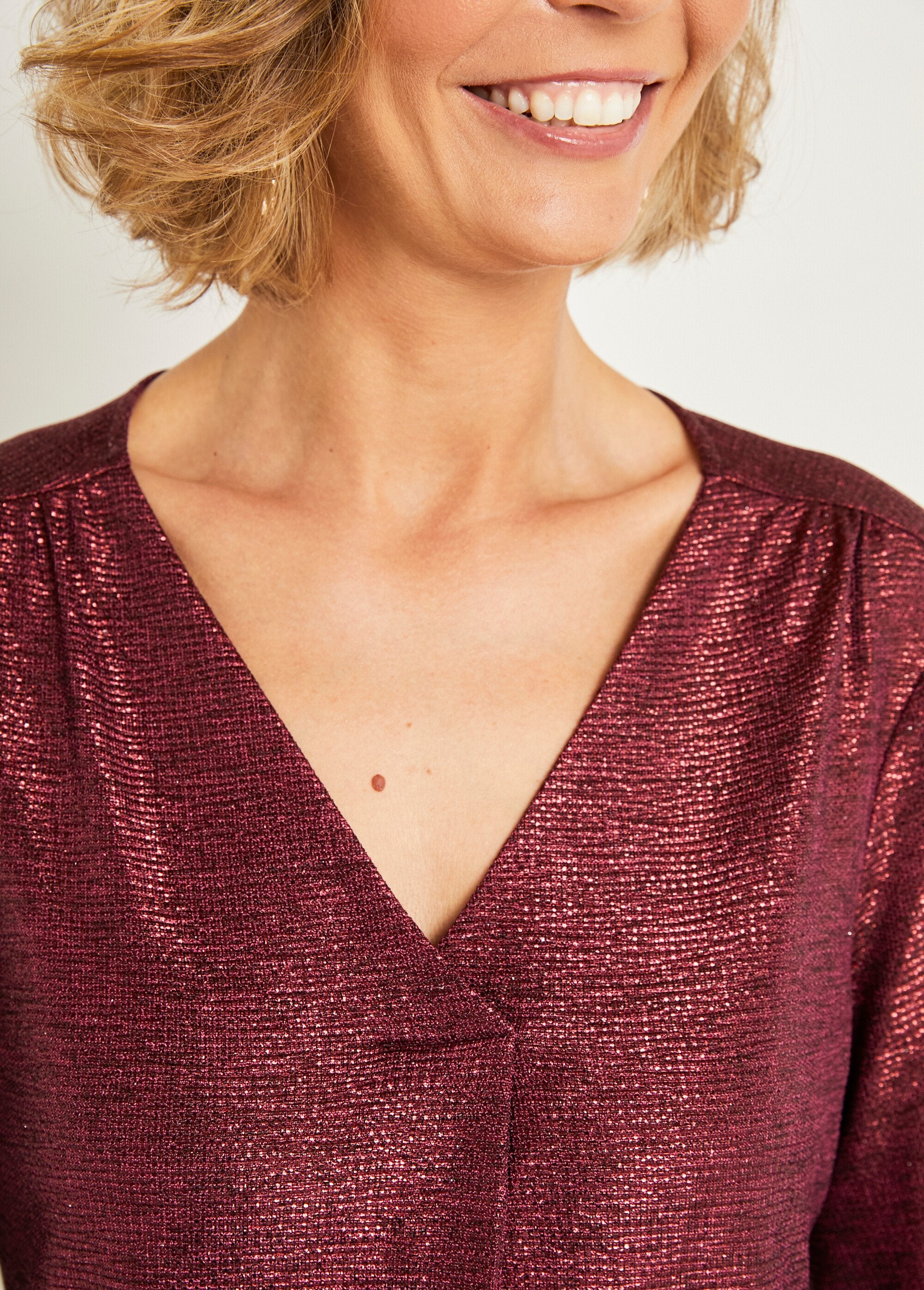 T-shirt_mi_long_ample_maille_brillante_col_V_Framboise_DE2_slim