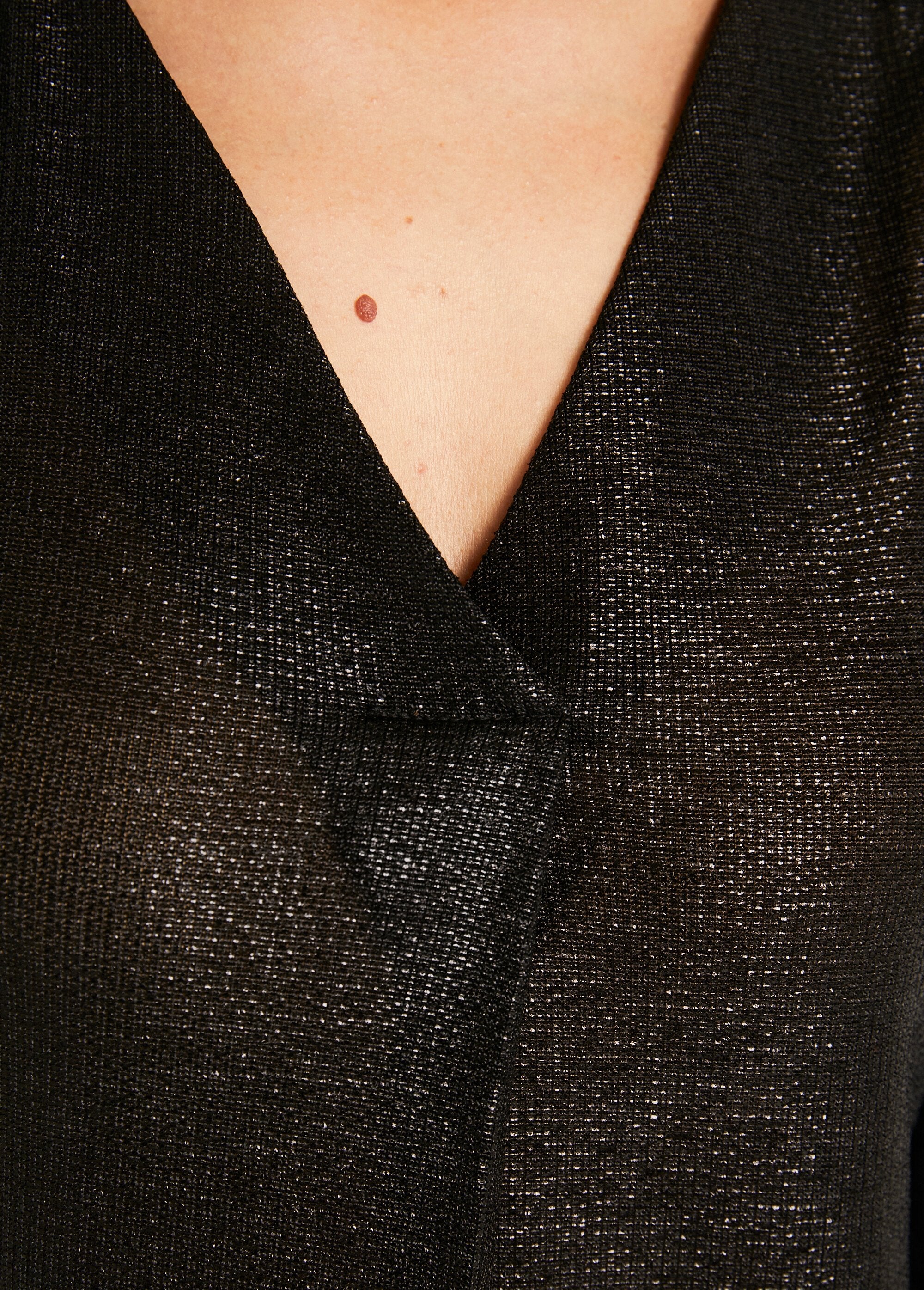 T-shirt_mi_long_ample_maille_brillante_col_V_Noir_DE2_slim