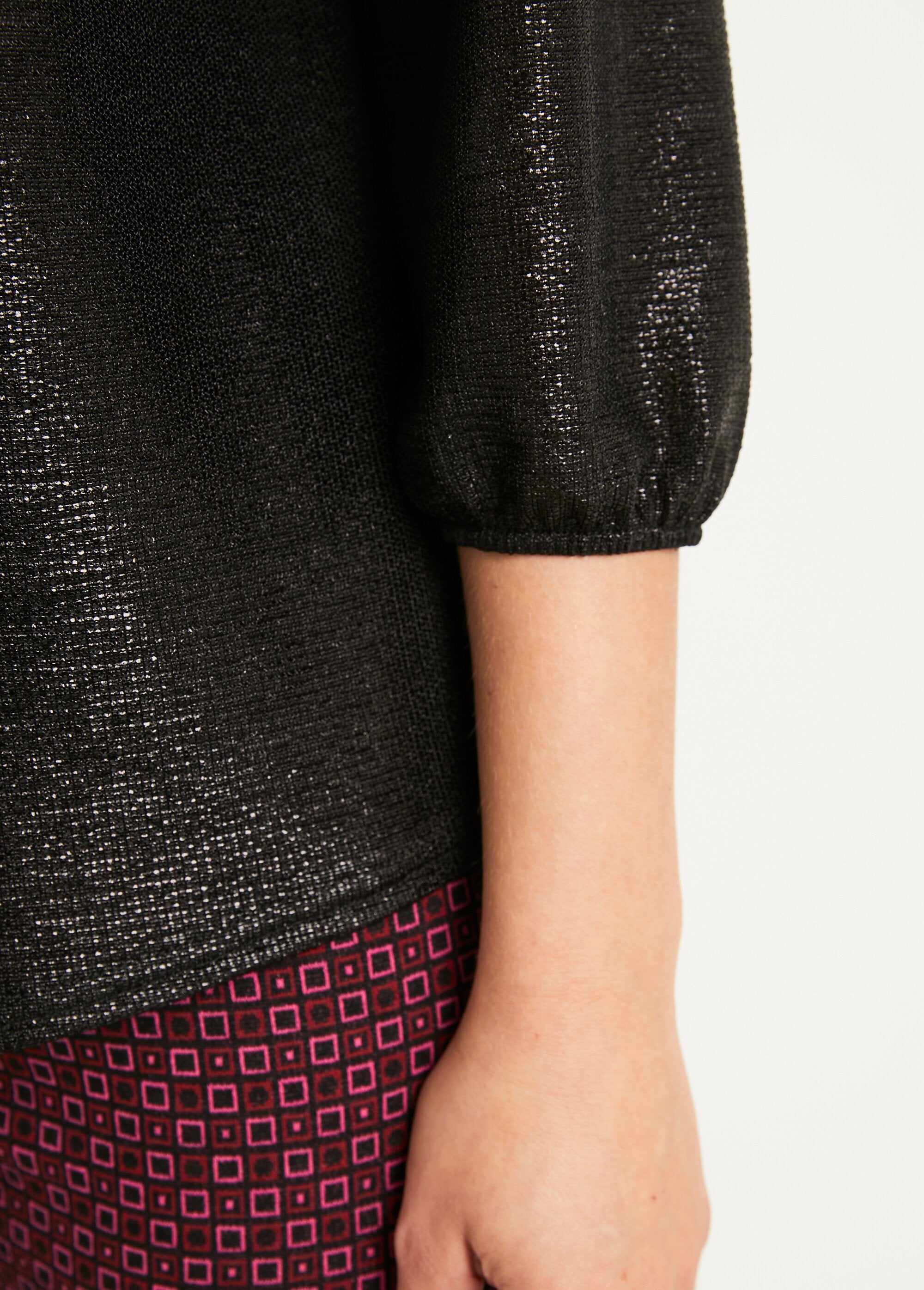 T-shirt_mi_long_ample_maille_brillante_col_V_Noir_DE3_slim