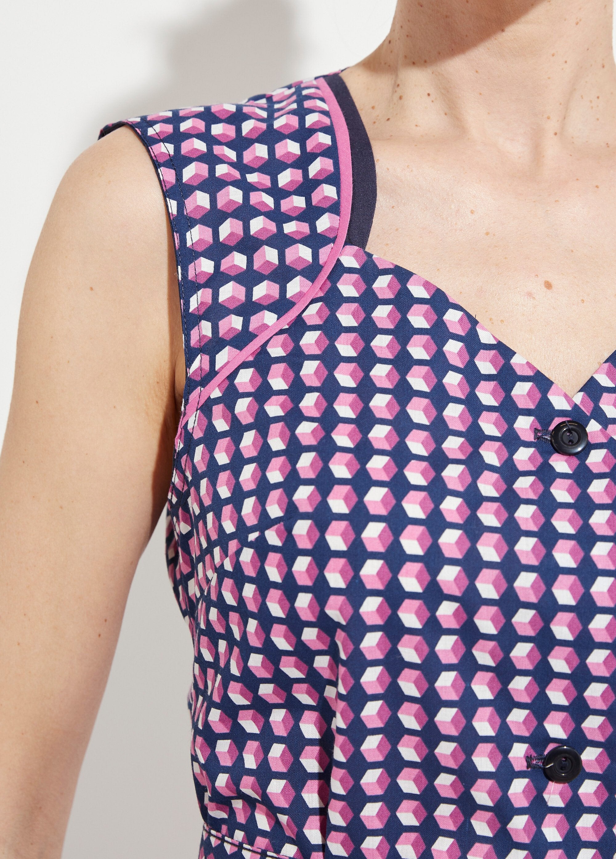 Mouwloos_knoopschort_met_grafische_print_Rose_DE2_slim