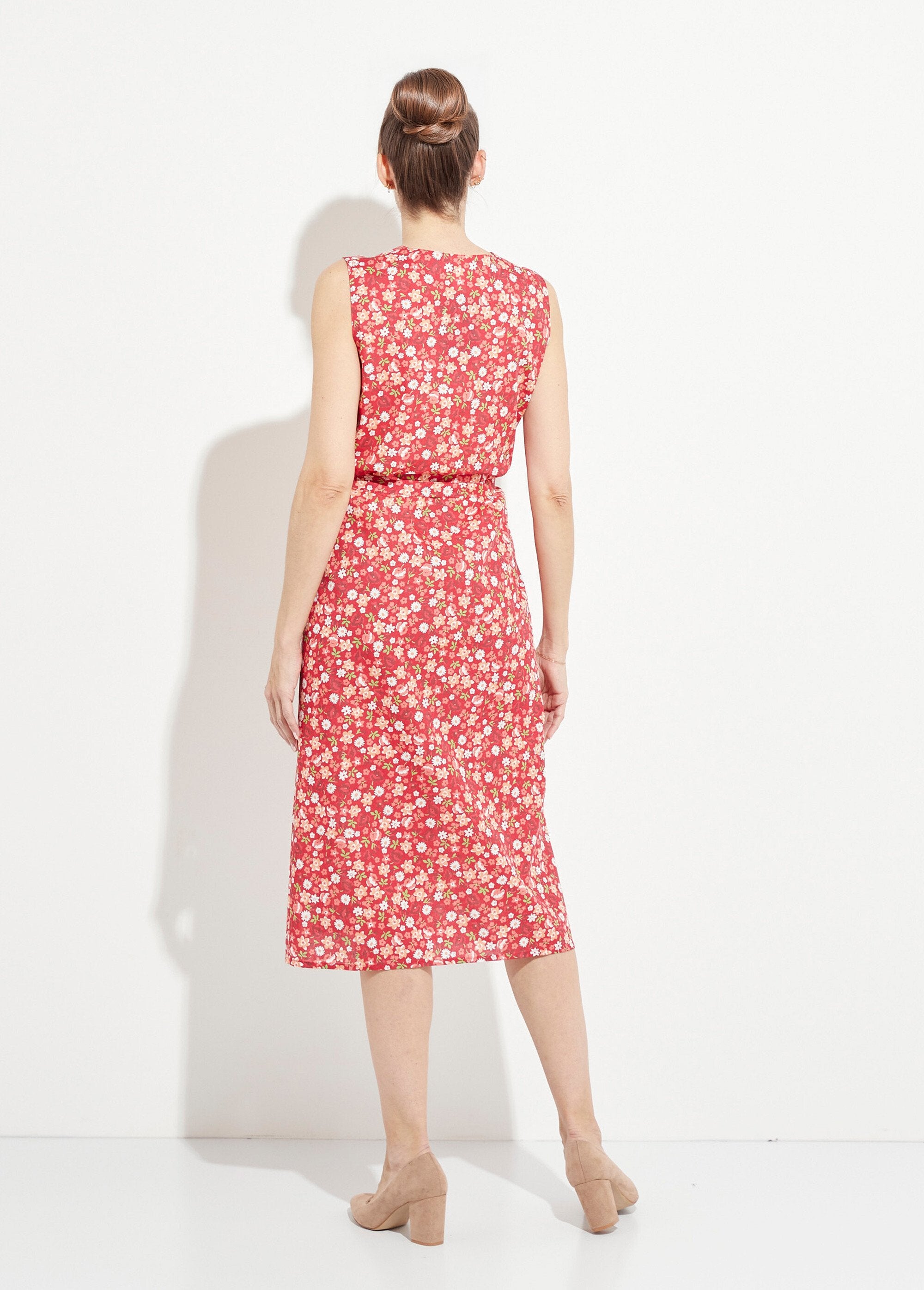 Mouwloos_schort_met_bloemenprint_en_knoopsluiting_Rouge_DO1_slim