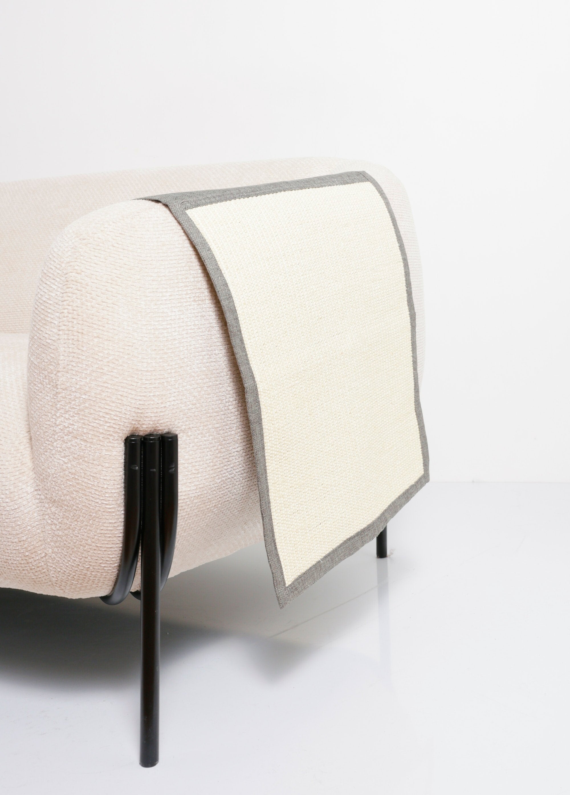 Tapis_griffoir_nomade_pour_canapé_Gris_DE2_slim