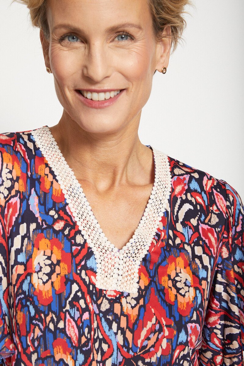 Losjes_vallend_T-shirt_met_macramé-afwerking_Bleu_et_rouge_DE1_slim