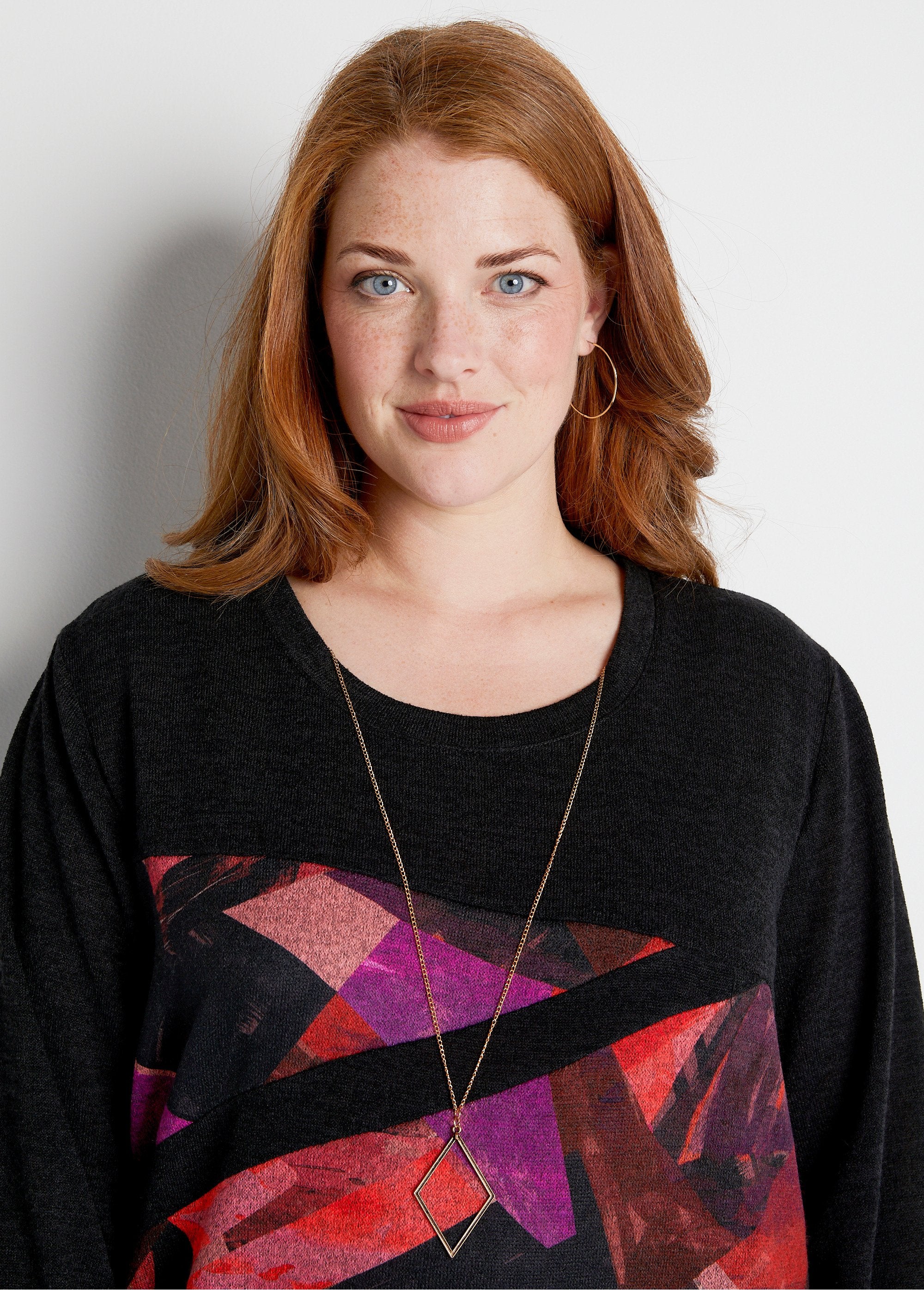 Tee-shirt_long_pans_asymétriques_Noir_et_cassis_DE1_curvy