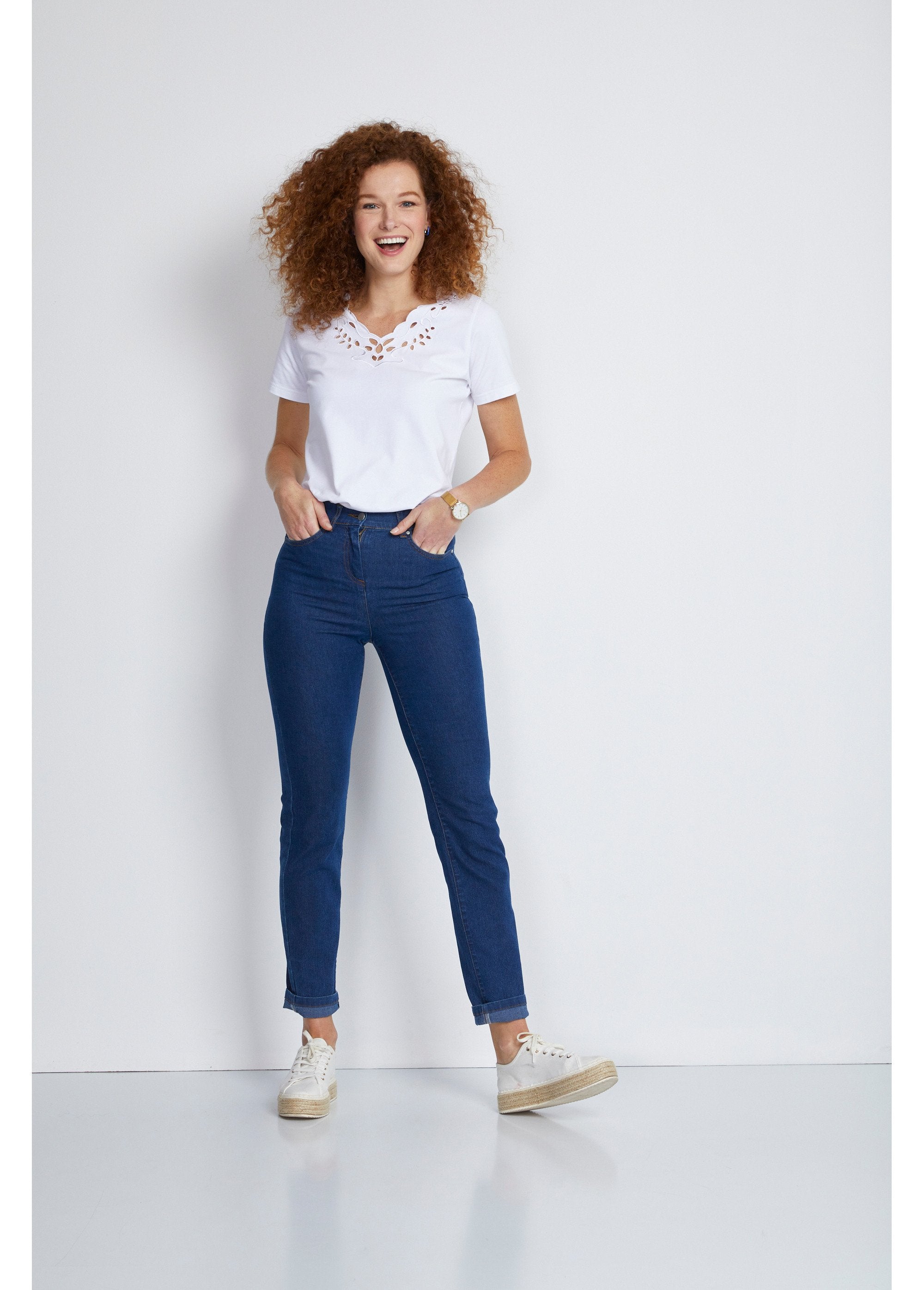 T-shirt_col_V_ajouré_brodé_Blanc_SF1_slim