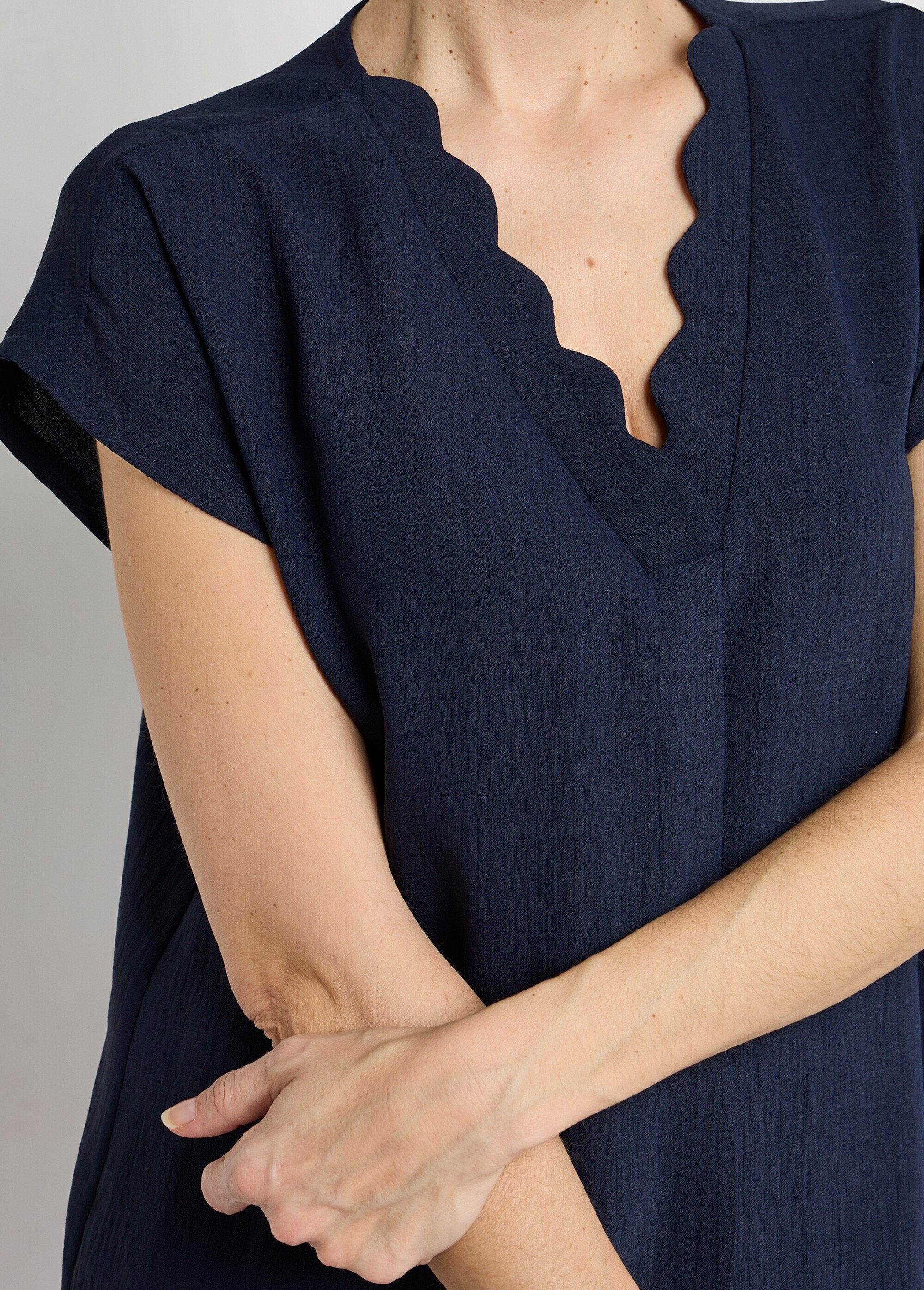 Top_manches_courtes_col_V_festonné_Marine_DE1_slim