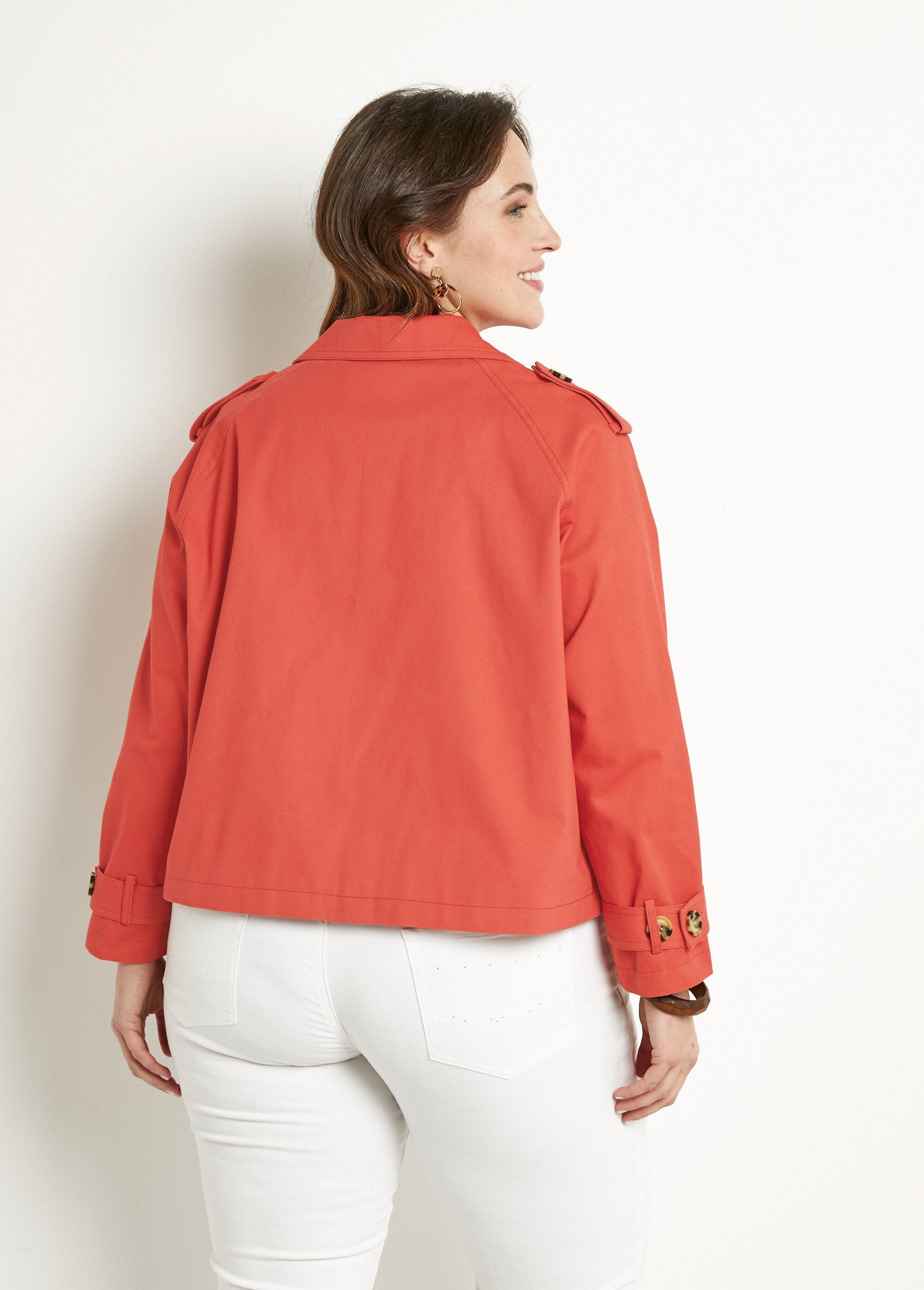 Korte_katoenen_trenchcoat_met_dubbele_rij_knopen_Terracotta_DO1_curvy
