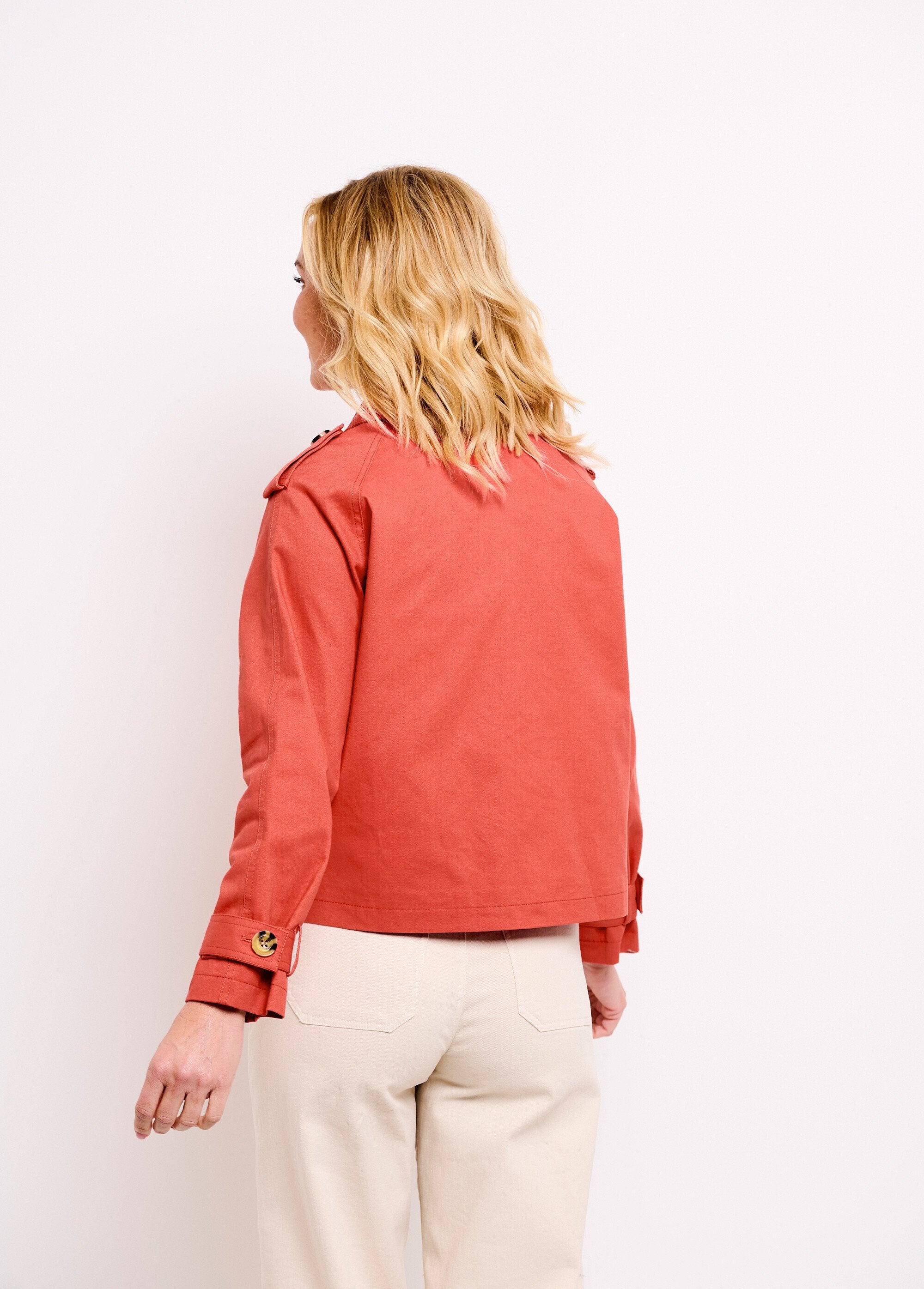 Korte_katoenen_trenchcoat_met_dubbele_rij_knopen_Terracotta_DO1_slim