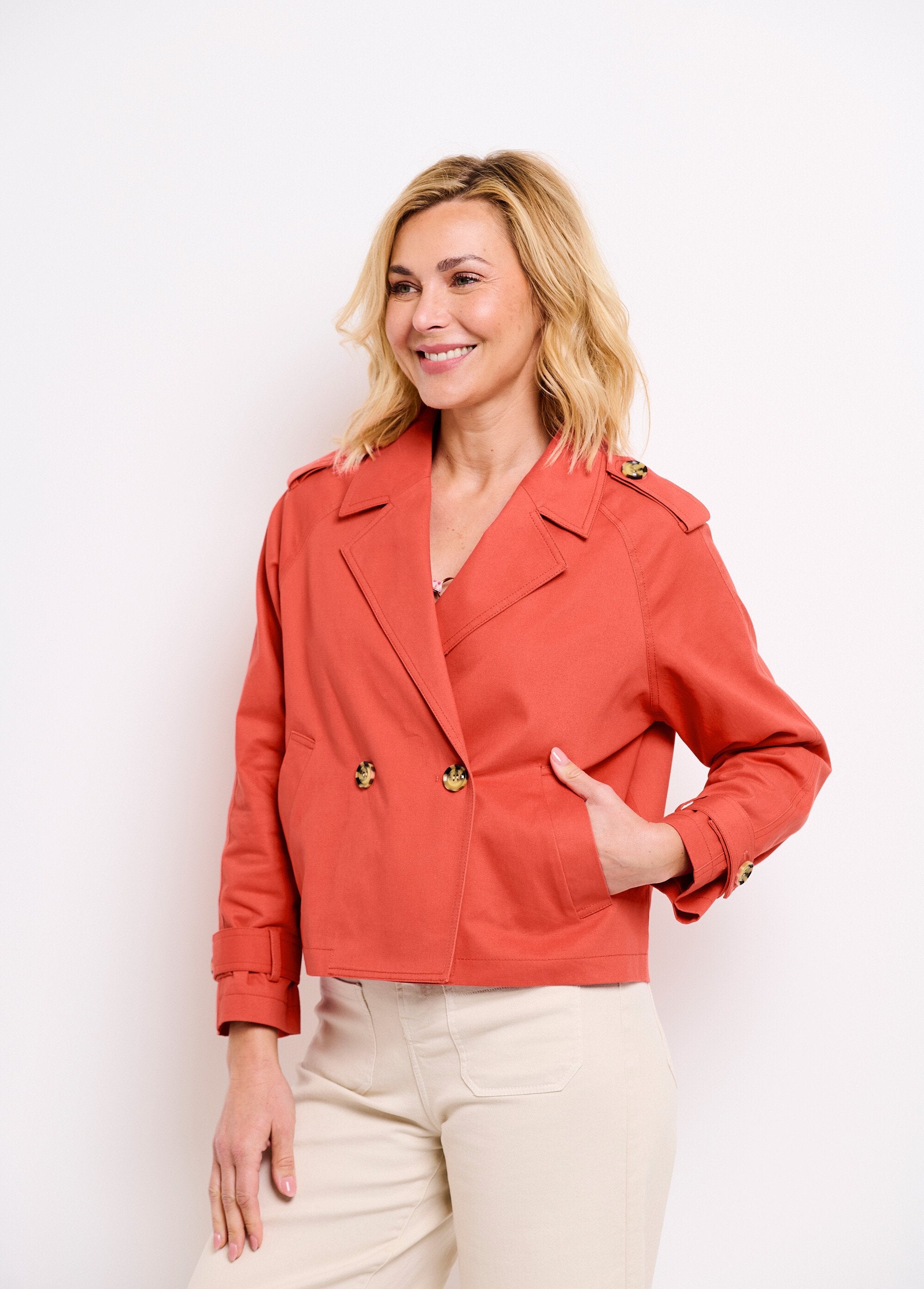 Korte_katoenen_trenchcoat_met_dubbele_rij_knopen_Terracotta_FA2_slim