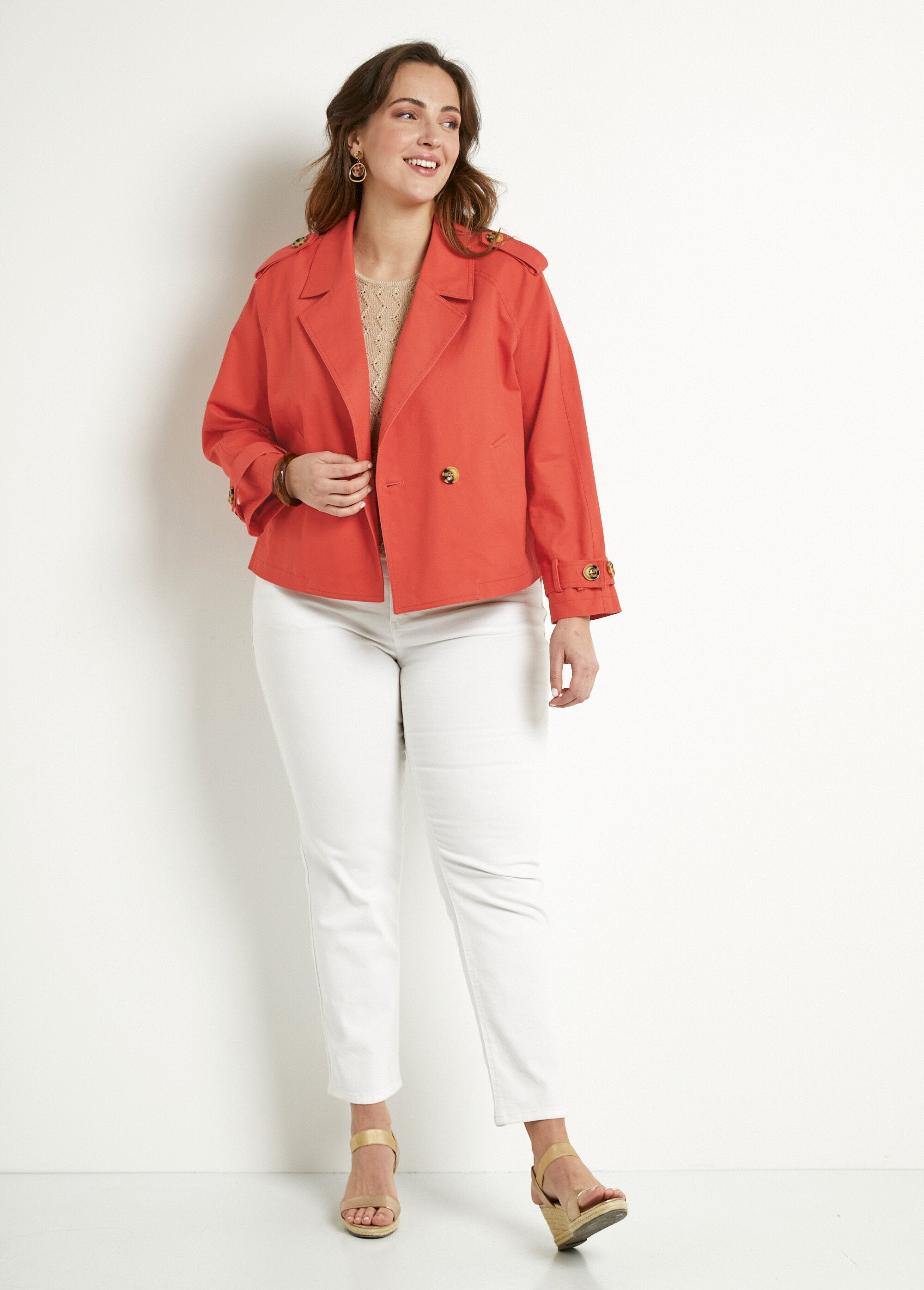 Korte_katoenen_trenchcoat_met_dubbele_rij_knopen_Terracotta_SF1_curvy