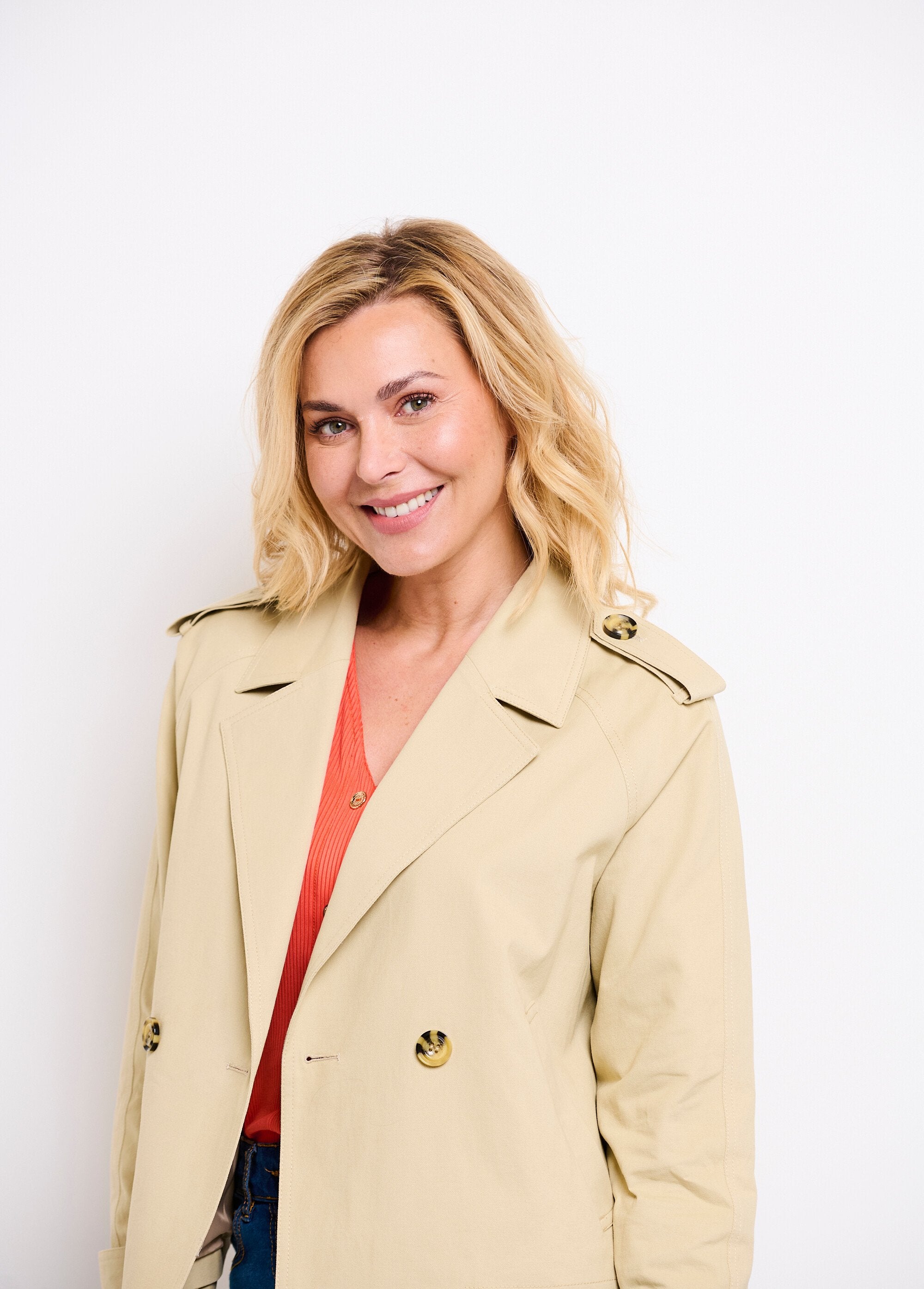 Korte_katoenen_trenchcoat_met_dubbele_rij_knopen_Beige_DE1_slim