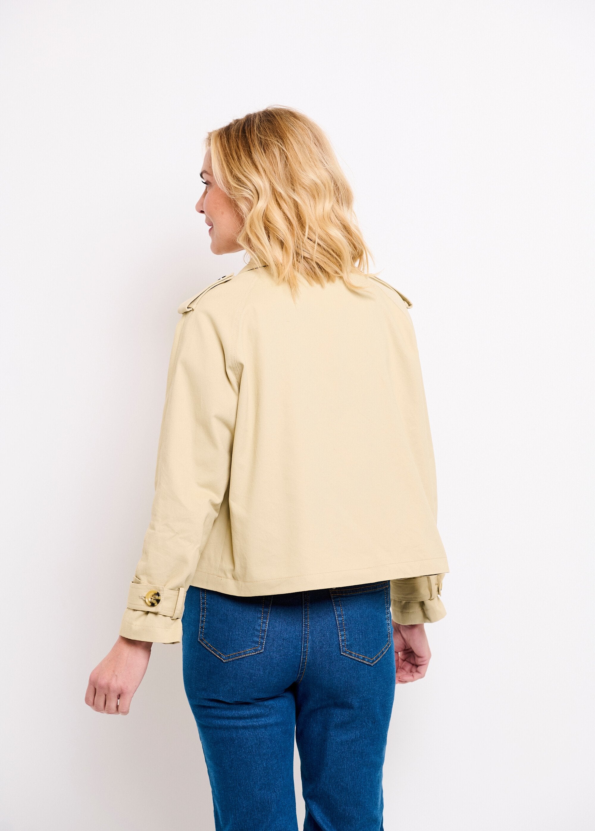 Korte_katoenen_trenchcoat_met_dubbele_rij_knopen_Beige_DO1_slim