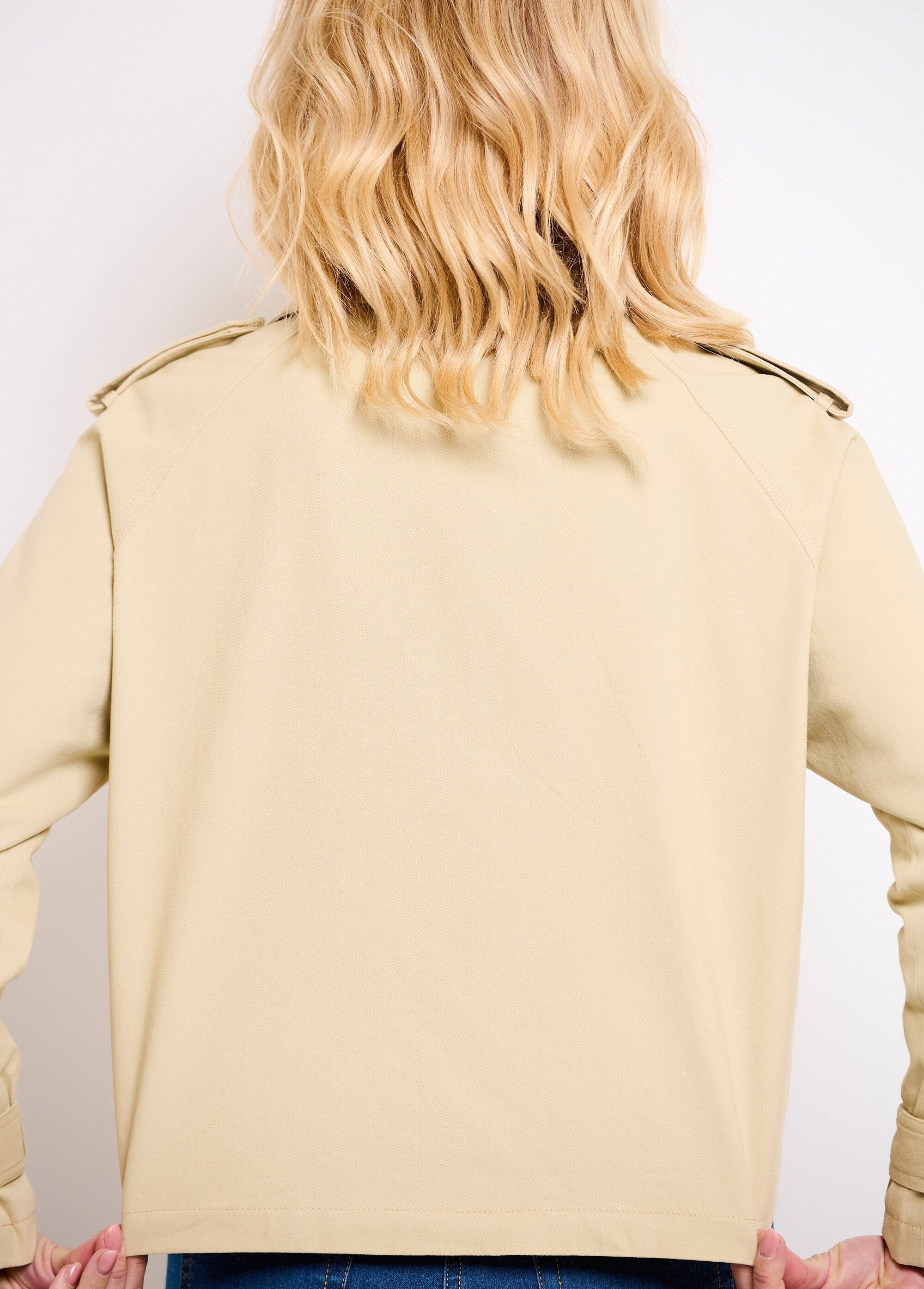 Korte_katoenen_trenchcoat_met_dubbele_rij_knopen_Beige_DO2_slim