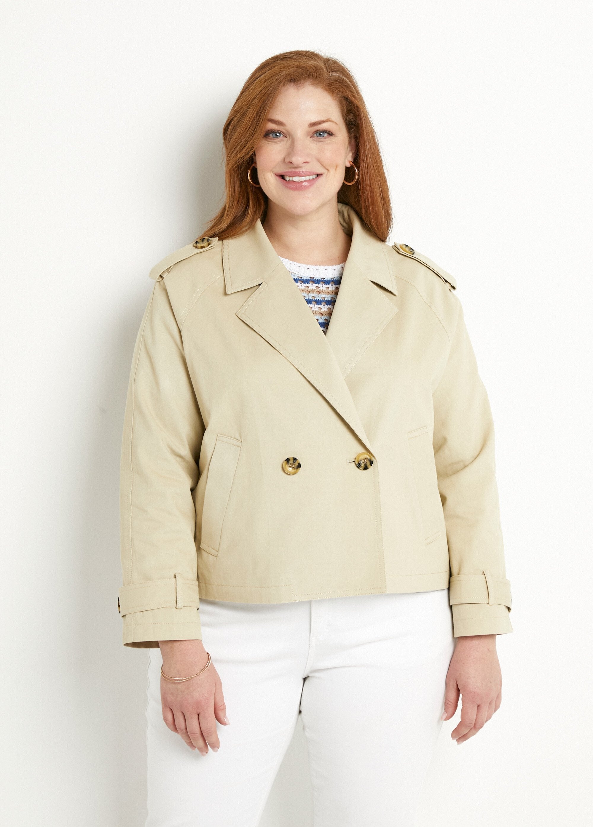 Korte_katoenen_trenchcoat_met_dubbele_rij_knopen_Beige_FA1_curvy
