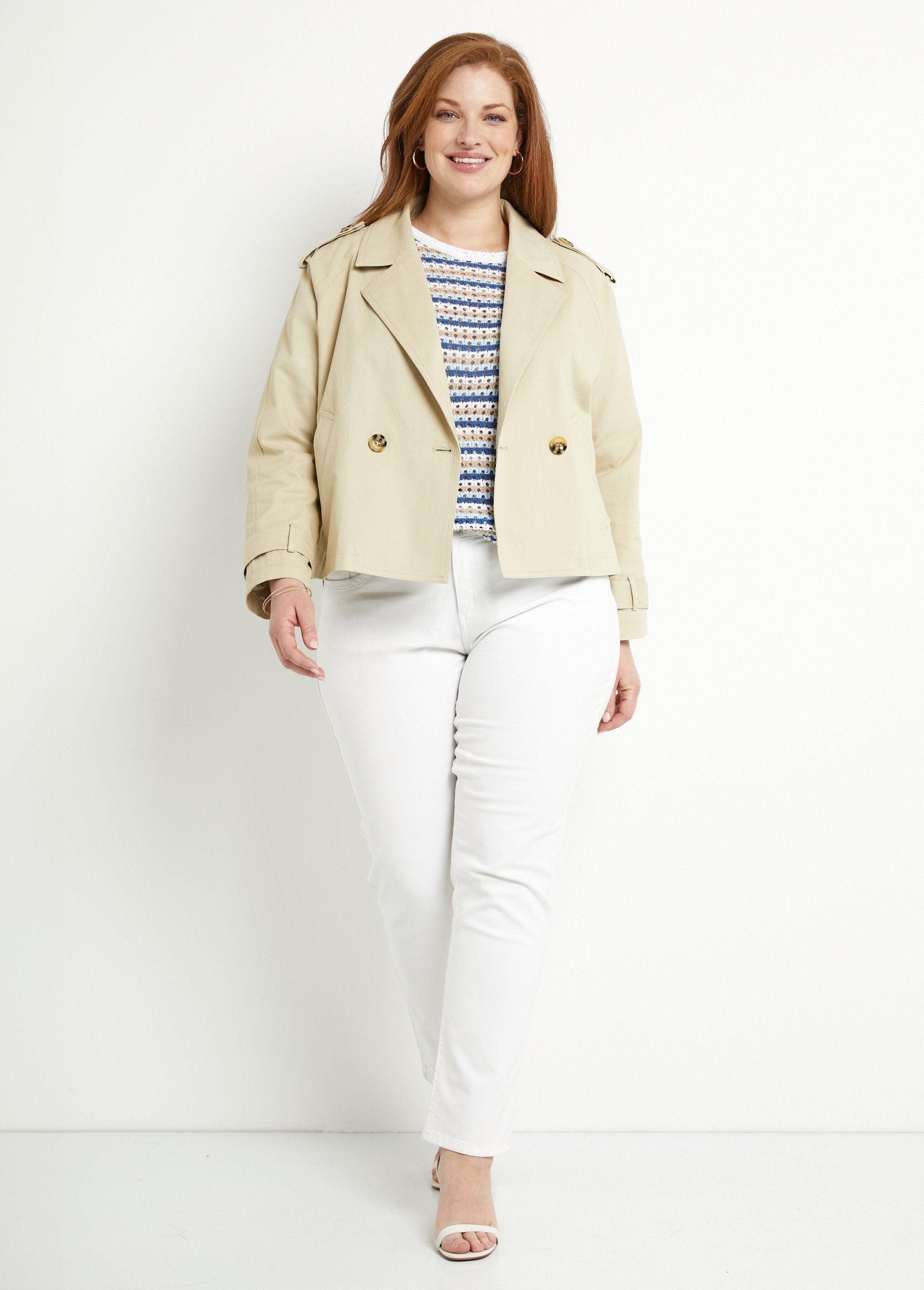 Korte_katoenen_trenchcoat_met_dubbele_rij_knopen_Beige_SF1_curvy