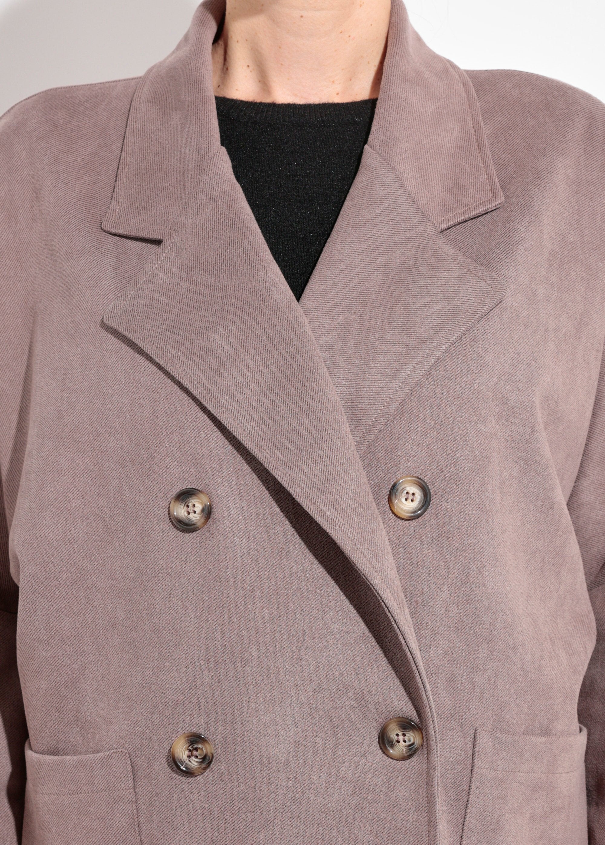 Lange_zachte_trenchcoat_met_dubbele_rijen_knopen_Taupe_DE1_slim