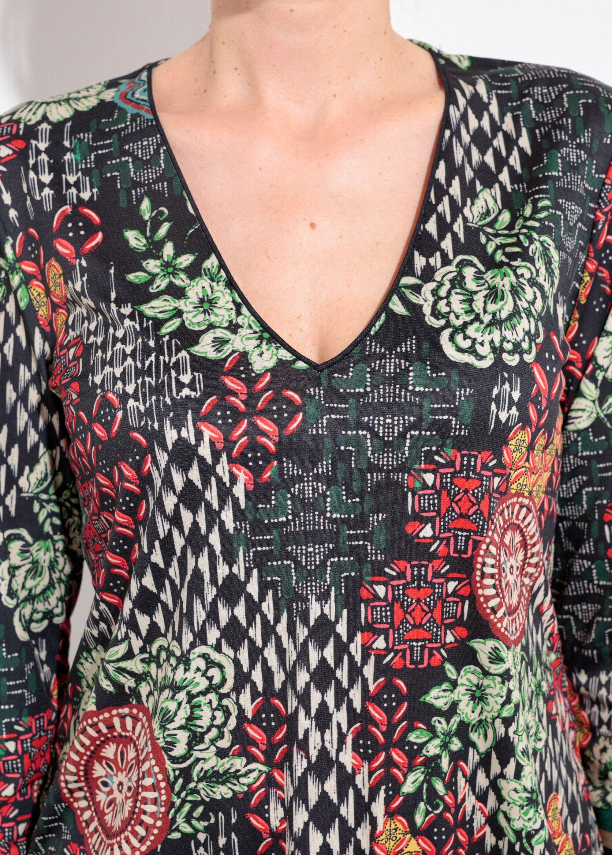 Tunique_col_V_patchwork_détails_bord_côtes_Vert_et_orange_DE1_slim