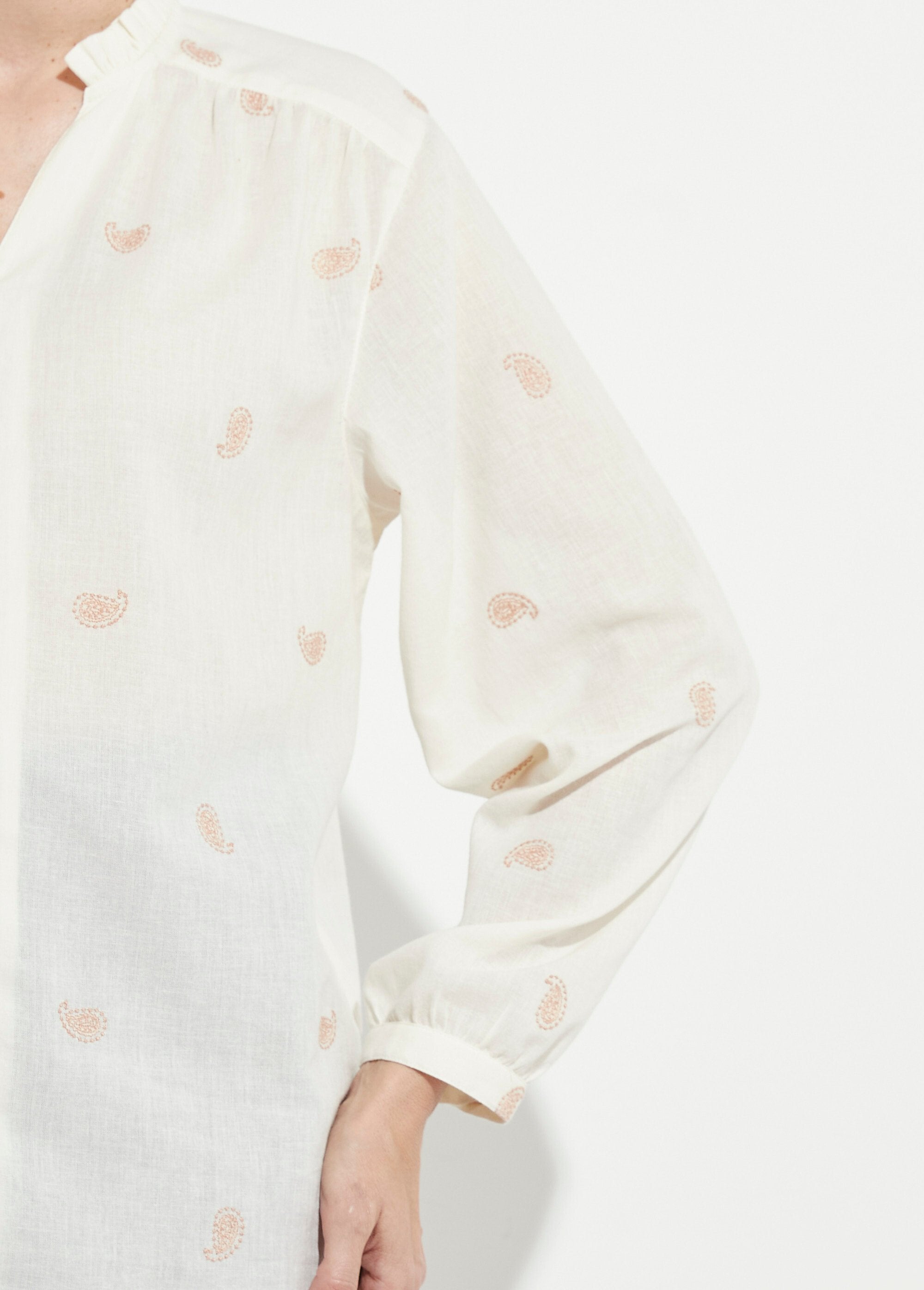 Geborduurde_katoenen_tuniek_van_gaas_met_ruches_aan_de_kraag_Ecru_et_beige_DE3_slim