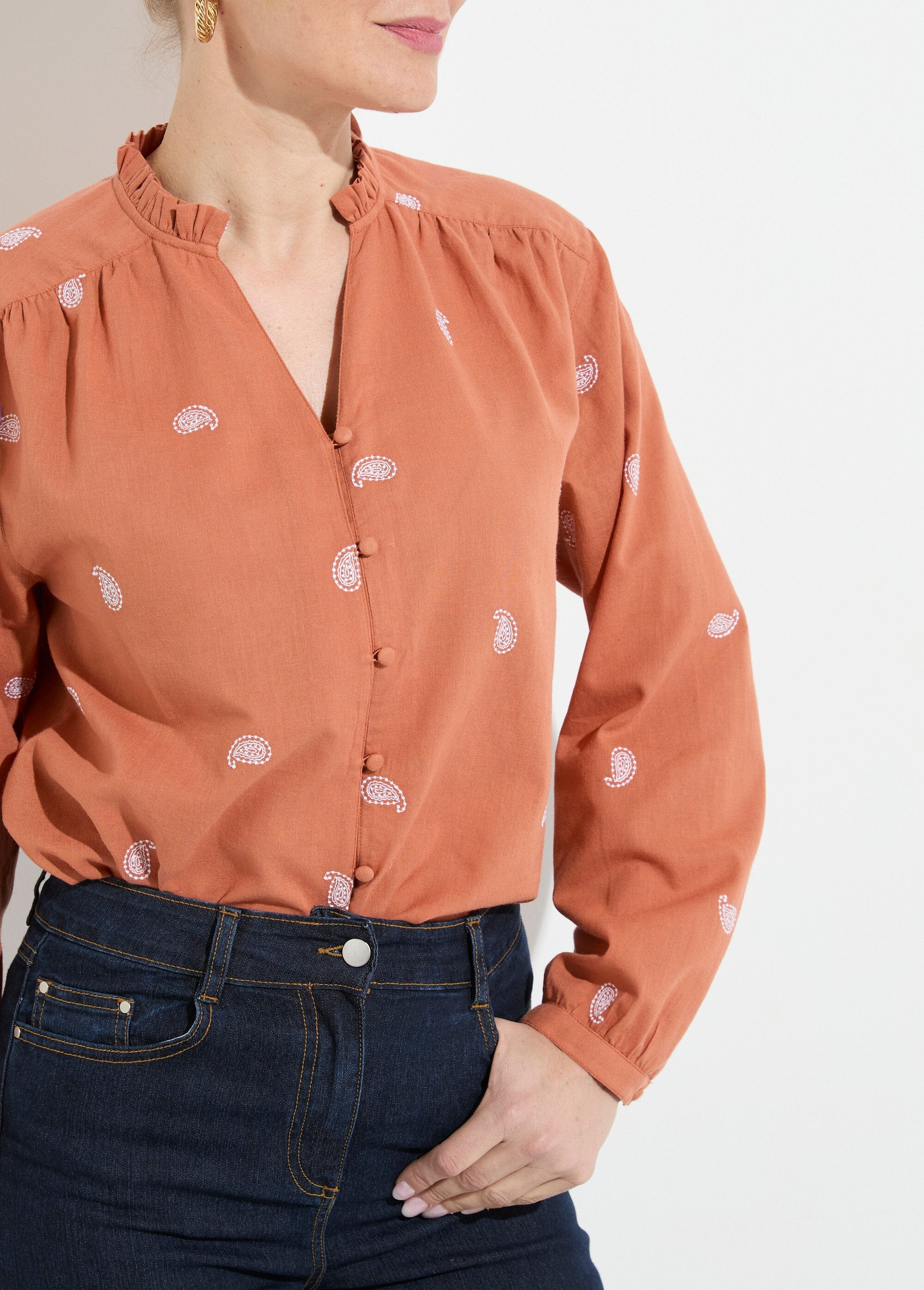 Geborduurde_katoenen_tuniek_van_gaas_met_ruches_aan_de_kraag_Caramel_et_blanc_DE1_slim