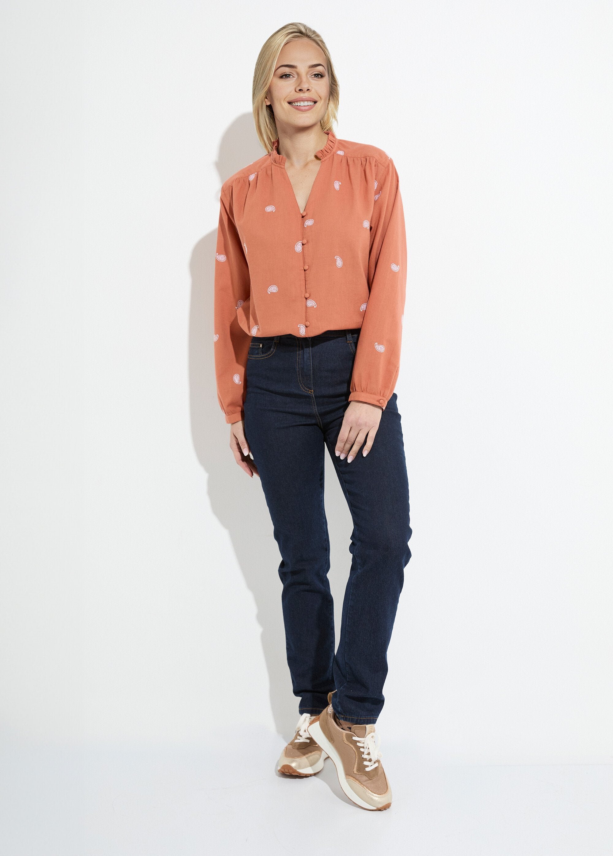 Geborduurde_katoenen_tuniek_van_gaas_met_ruches_aan_de_kraag_Caramel_et_blanc_SF1_slim