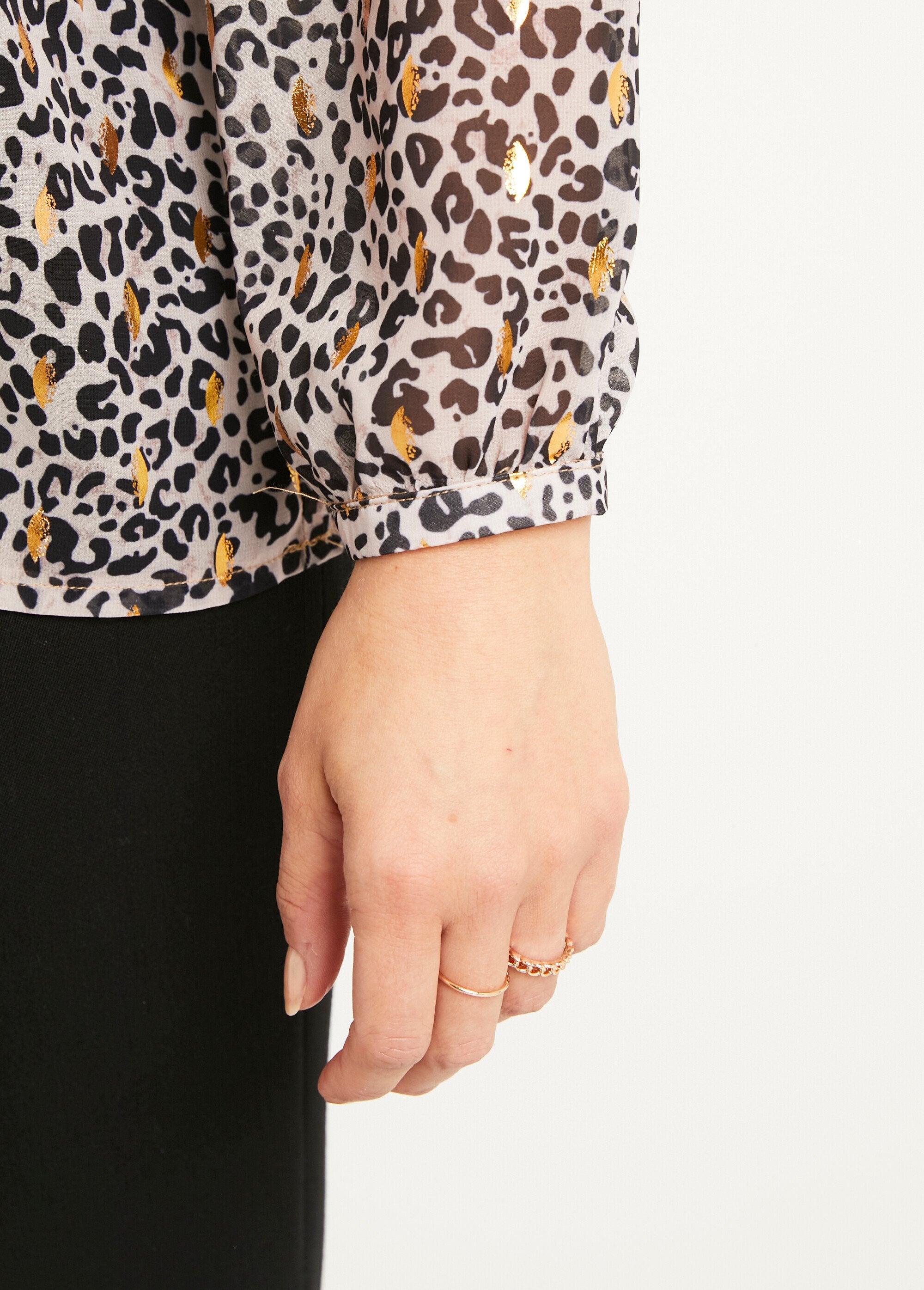 Glimmende_voile_tuniek_met_luipaardprint_Noir_et_beige_DE4_slim