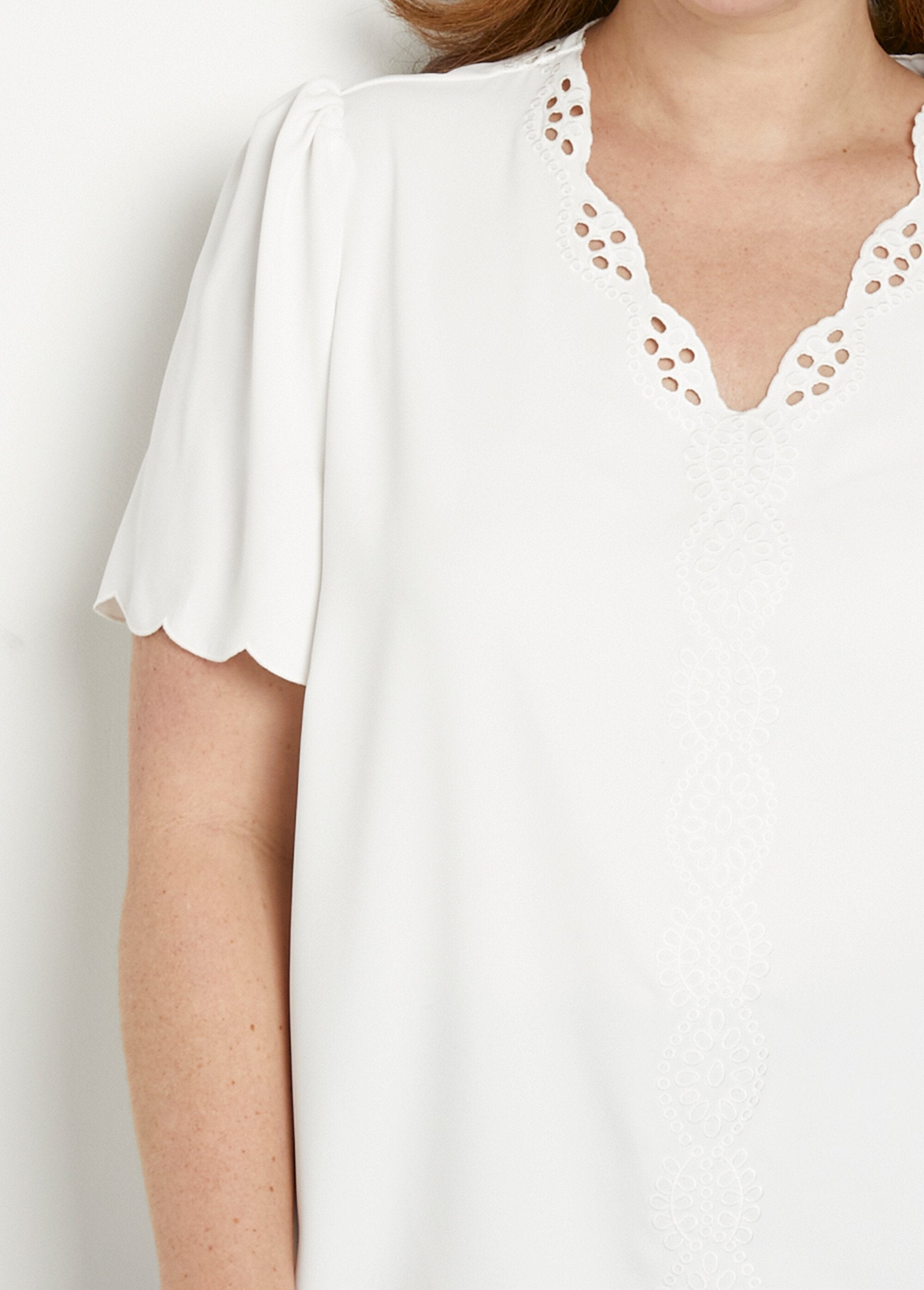 Lange_geborduurde_tuniek_met_effen_korte_mouwen_Ecru_DE1_curvy