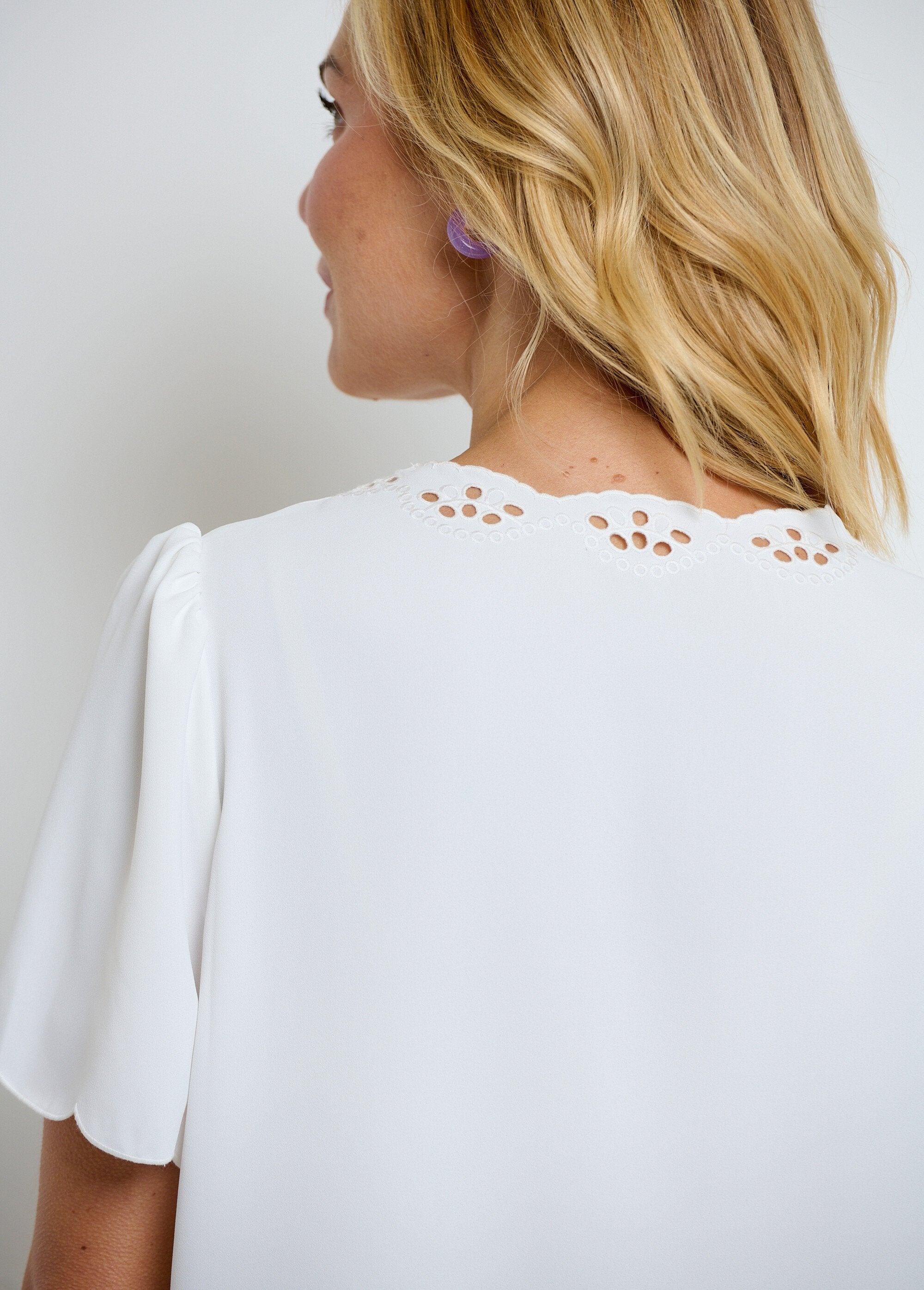 Lange_geborduurde_tuniek_met_effen_korte_mouwen_Ecru_DE2_slim