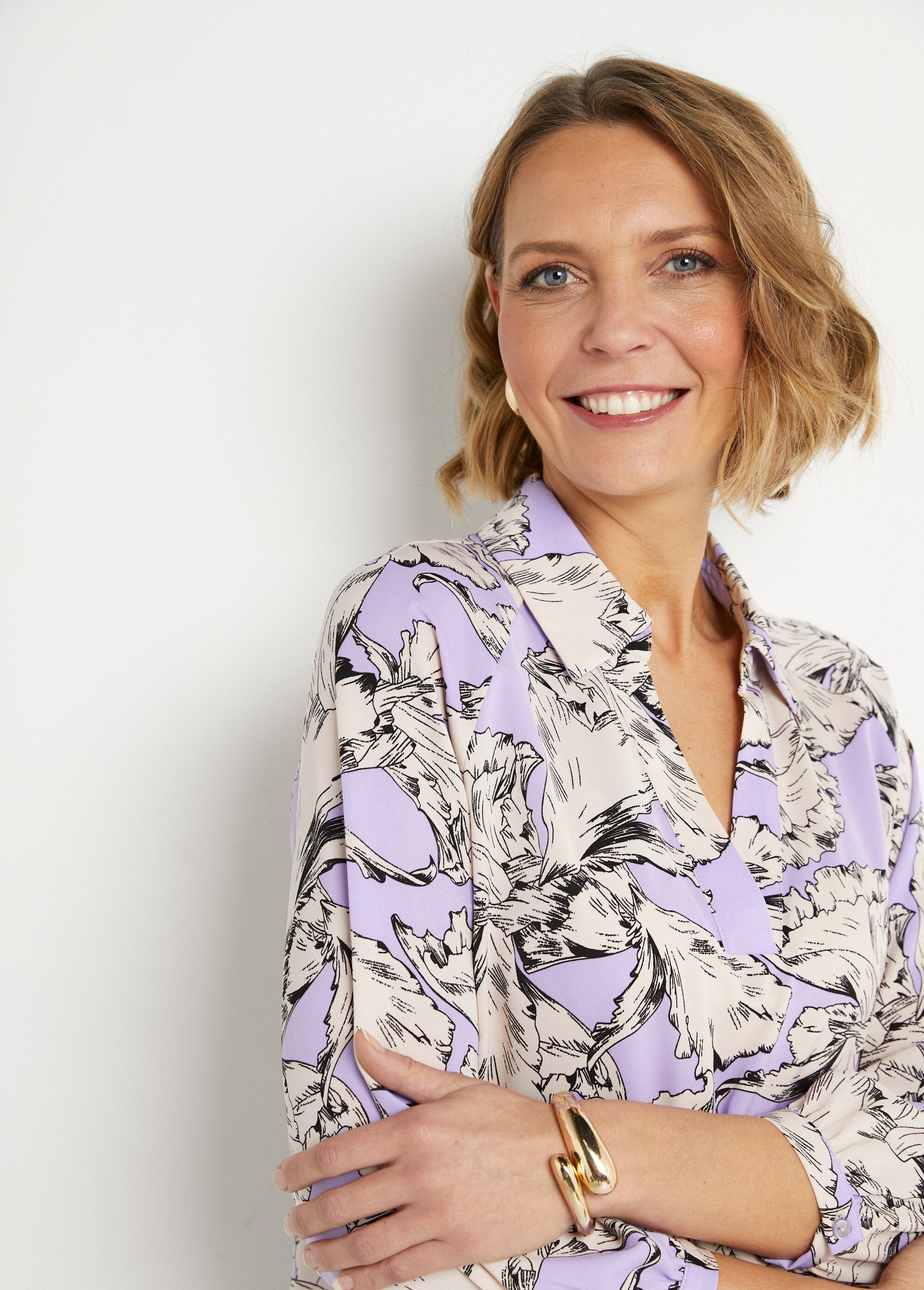 Lange_tuniek_met_grafische_overhemdkraag_Violet_et_blanc_DE1_slim