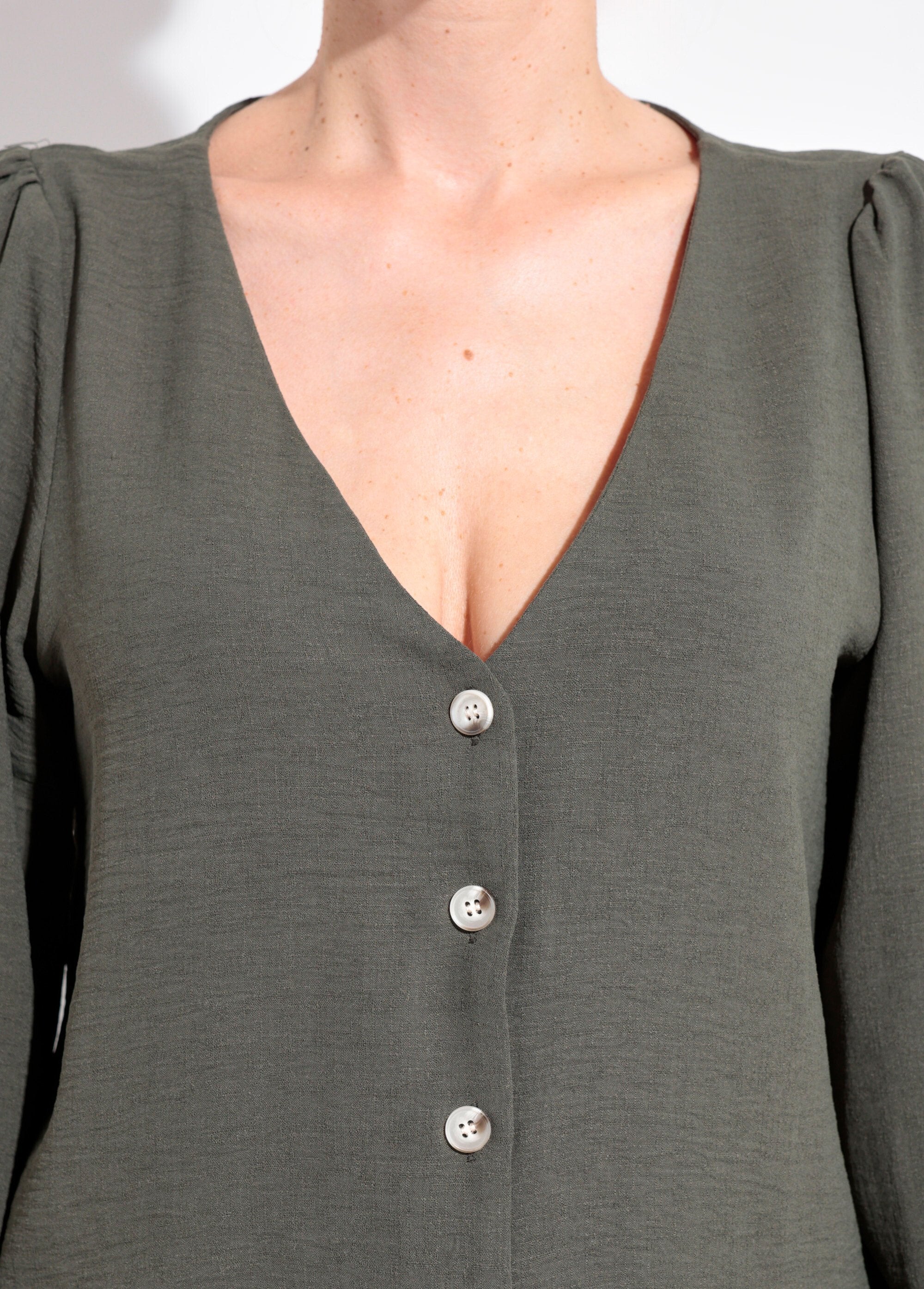 Tuniek_met_V-hals_en_reliëfknoopsluiting_Kaki_DE1_slim