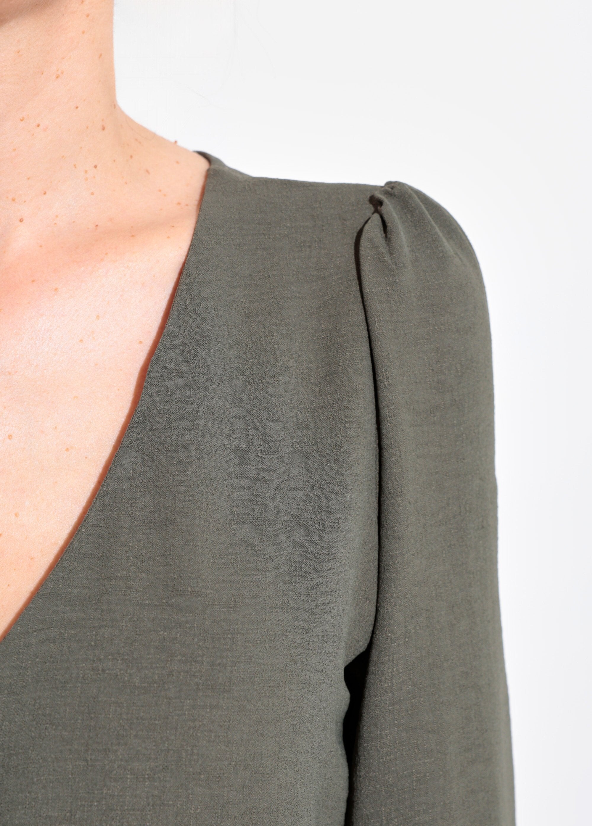 Tuniek_met_V-hals_en_reliëfknoopsluiting_Kaki_DE2_slim