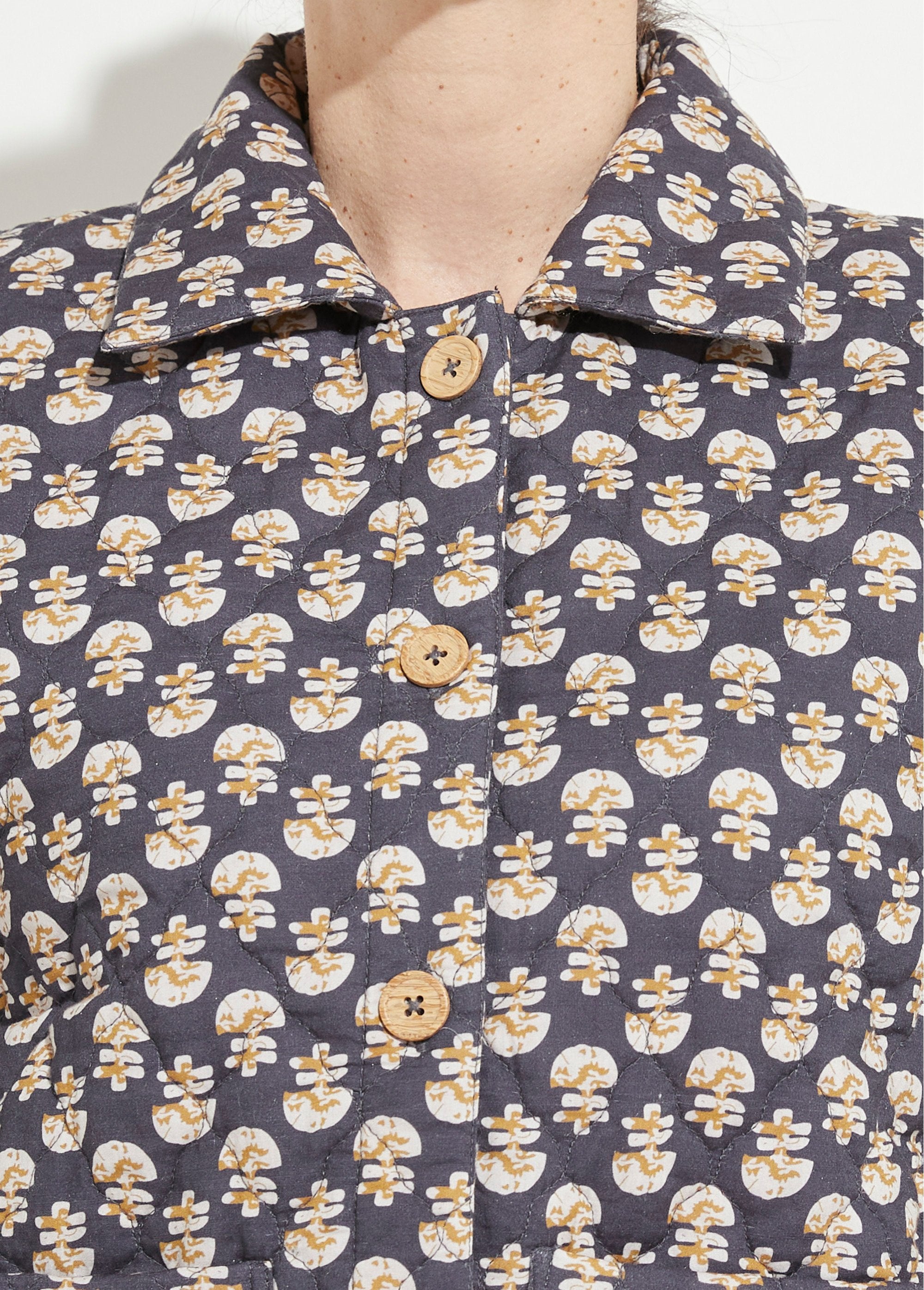 Veste_boutonnée_matelassée_imprimée_Gris_DE1_slim