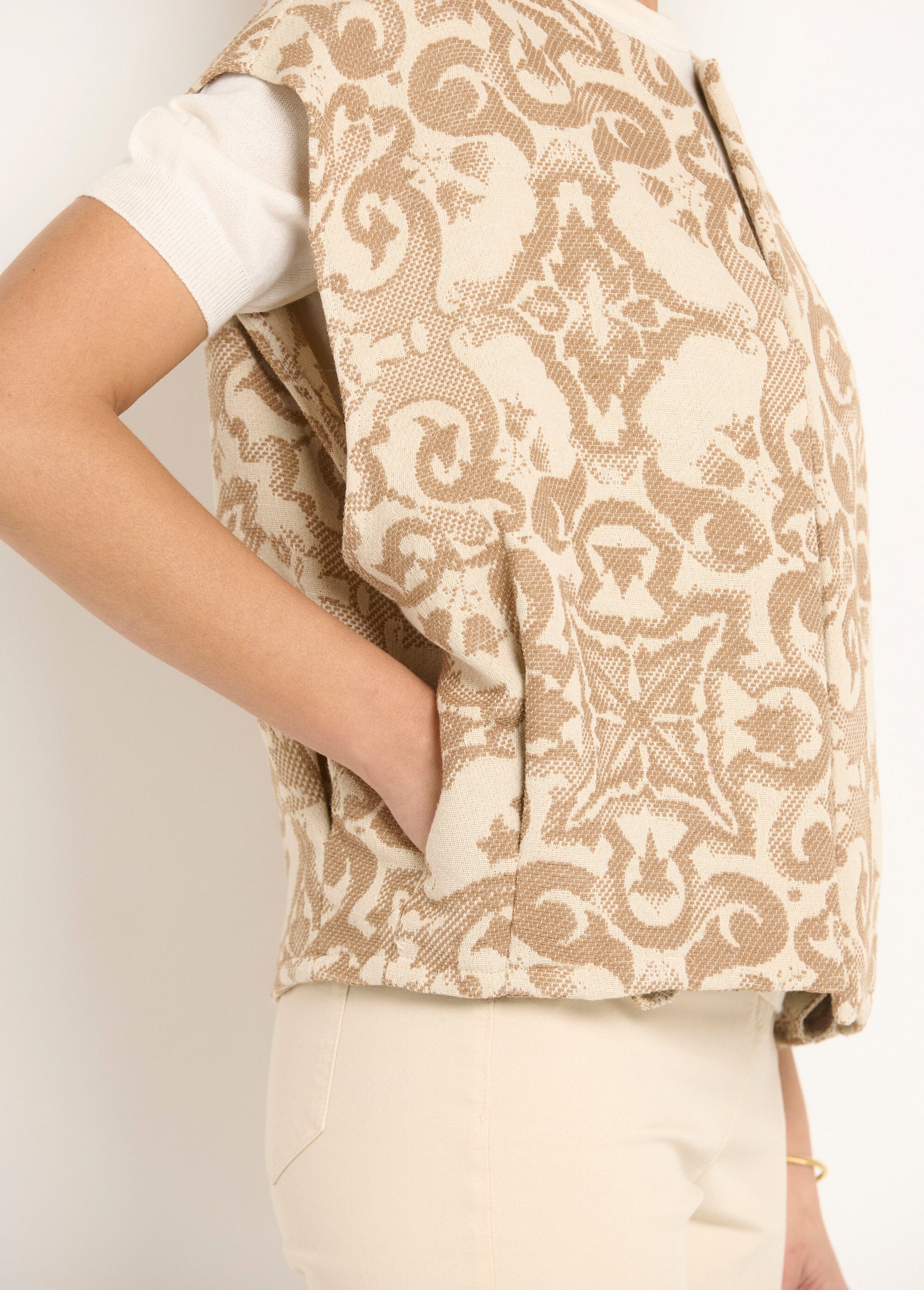 Mouwloos_jacquard_jasje_met_ronde_hals_Beige_DE2_slim