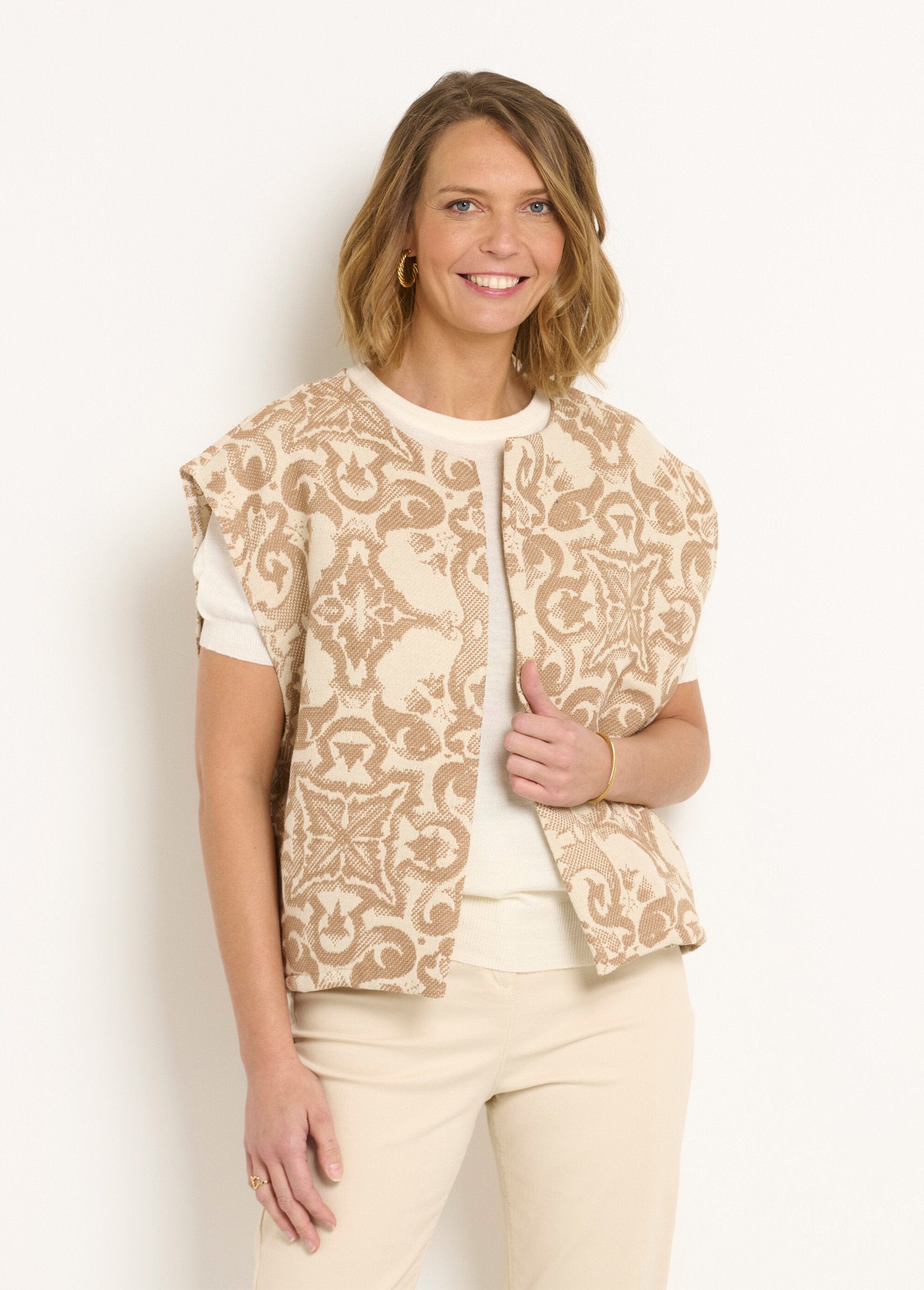 Mouwloos_jacquard_jasje_met_ronde_hals_Beige_FA1_slim