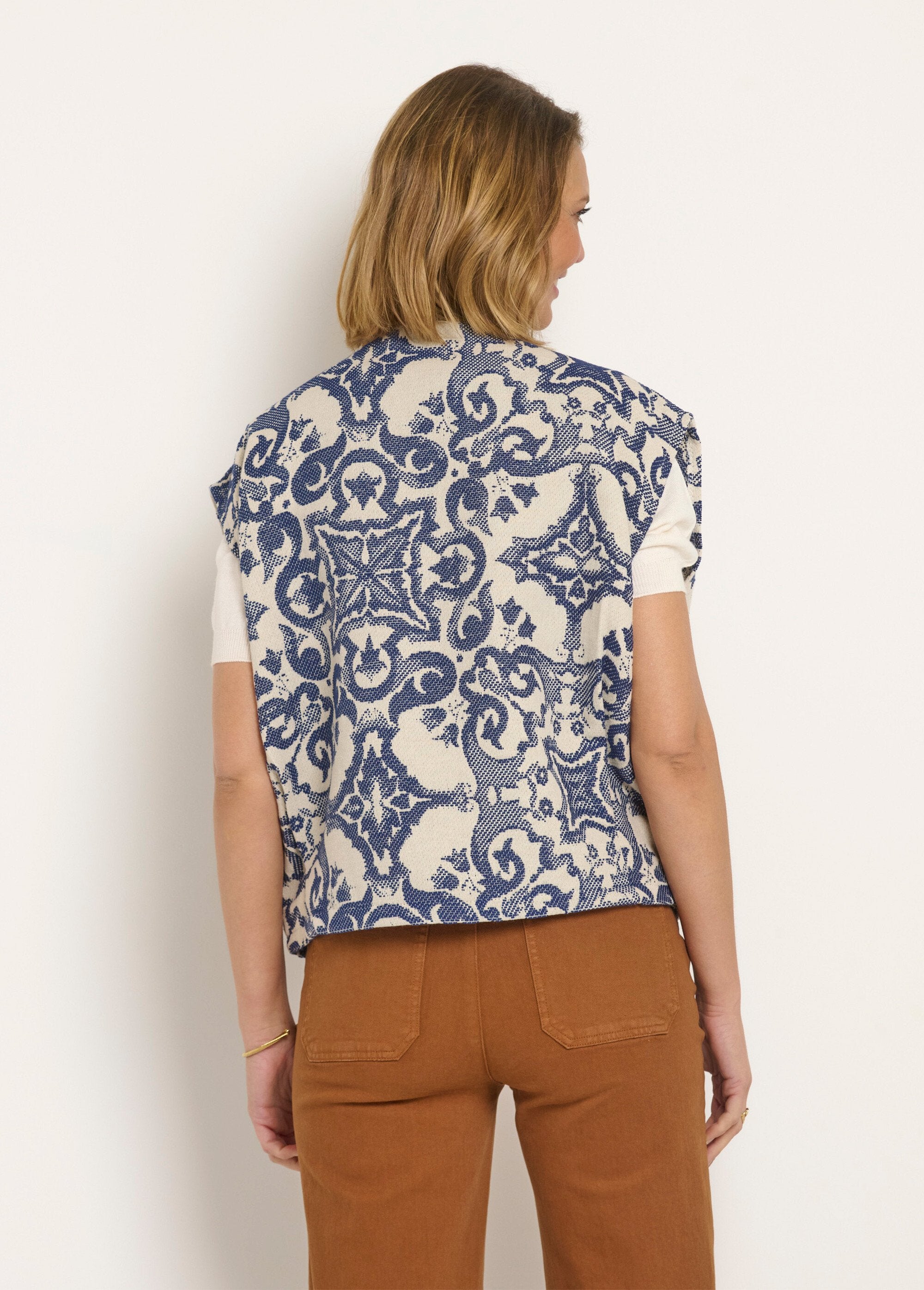 Mouwloos_jacquard_jasje_met_ronde_hals_Bleu_DO1_slim