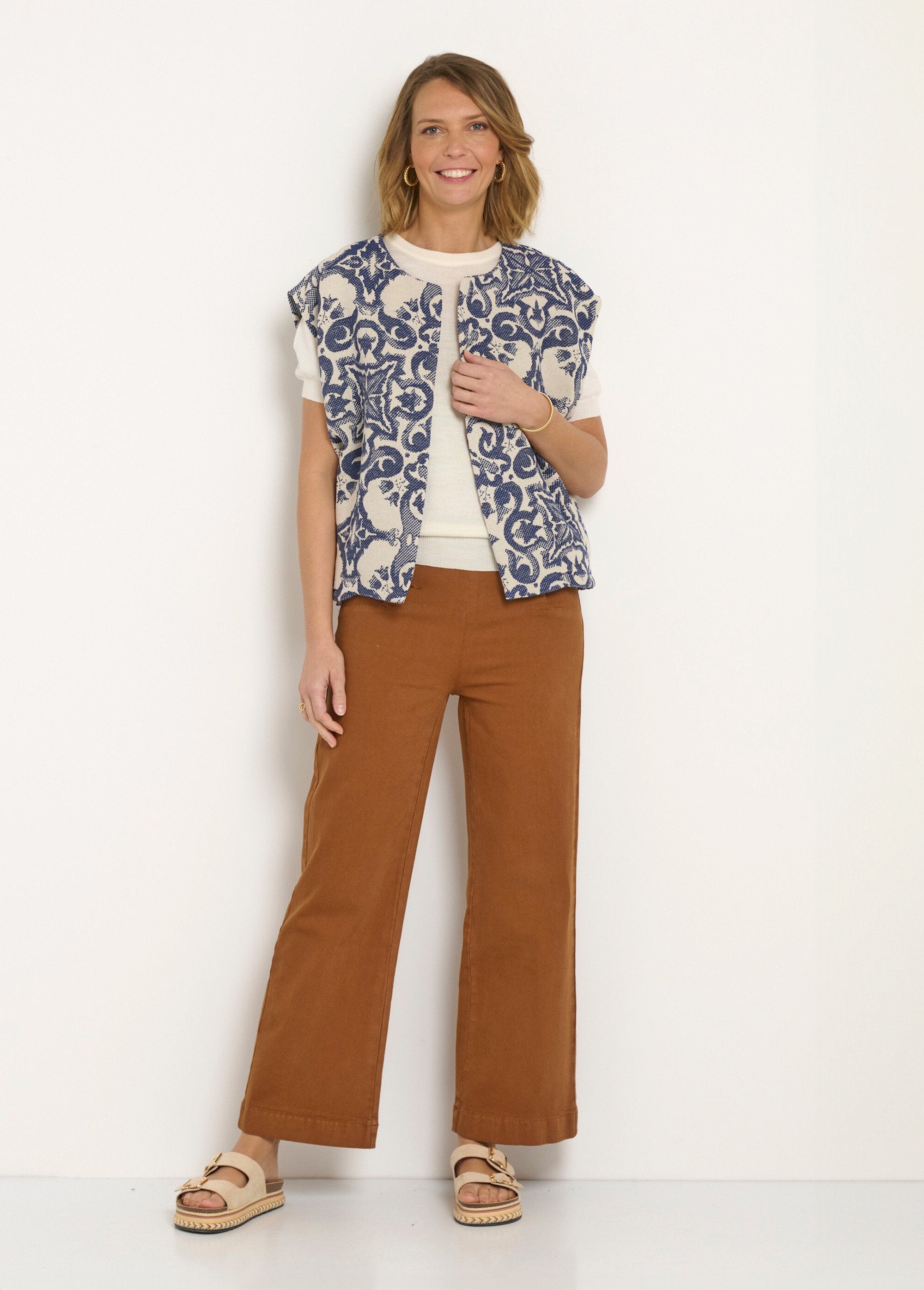 Mouwloos_jacquard_jasje_met_ronde_hals_Bleu_SF1_slim