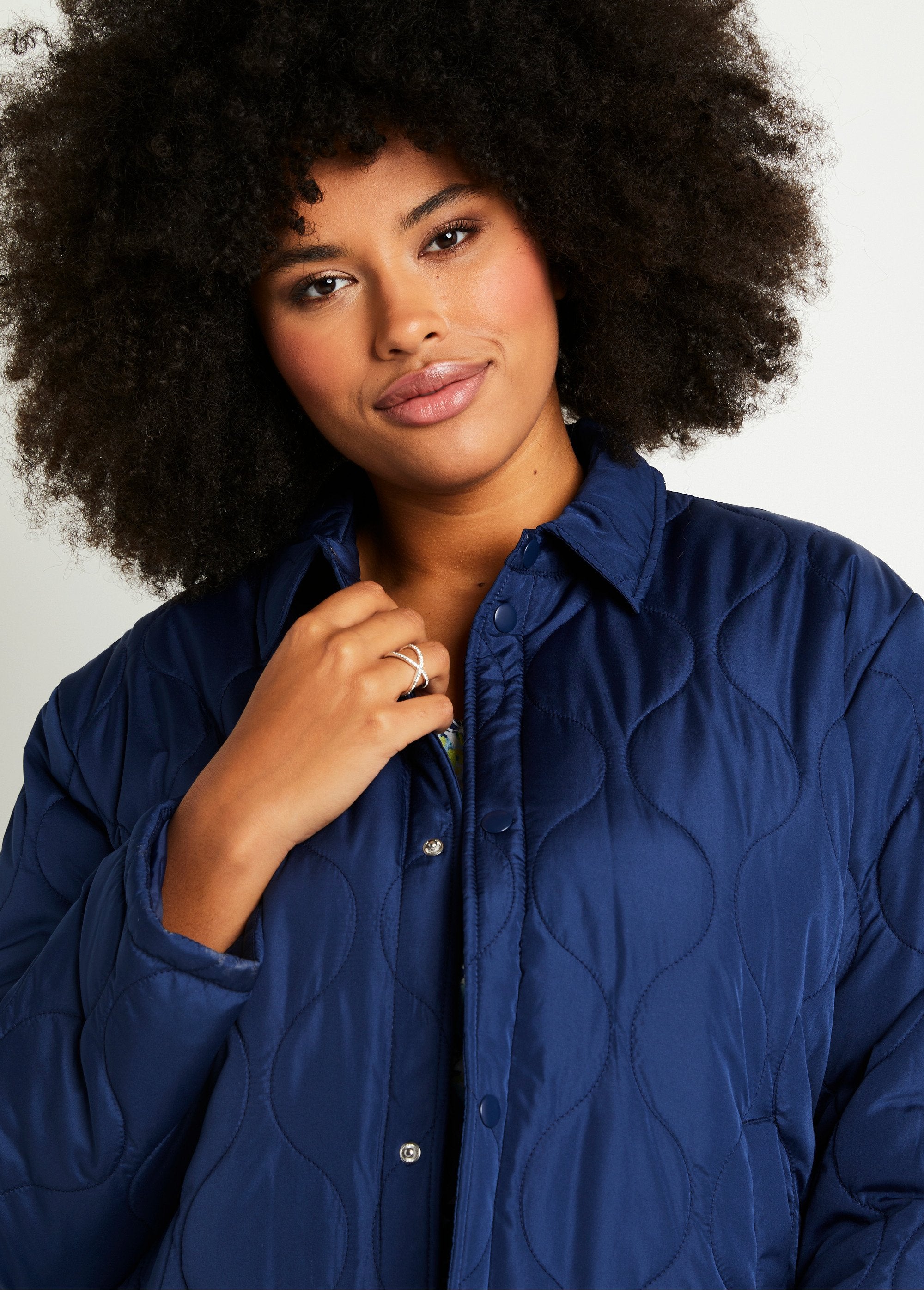 Veste_courte_matelassée_pressionnée_Marine_DE1_curvy