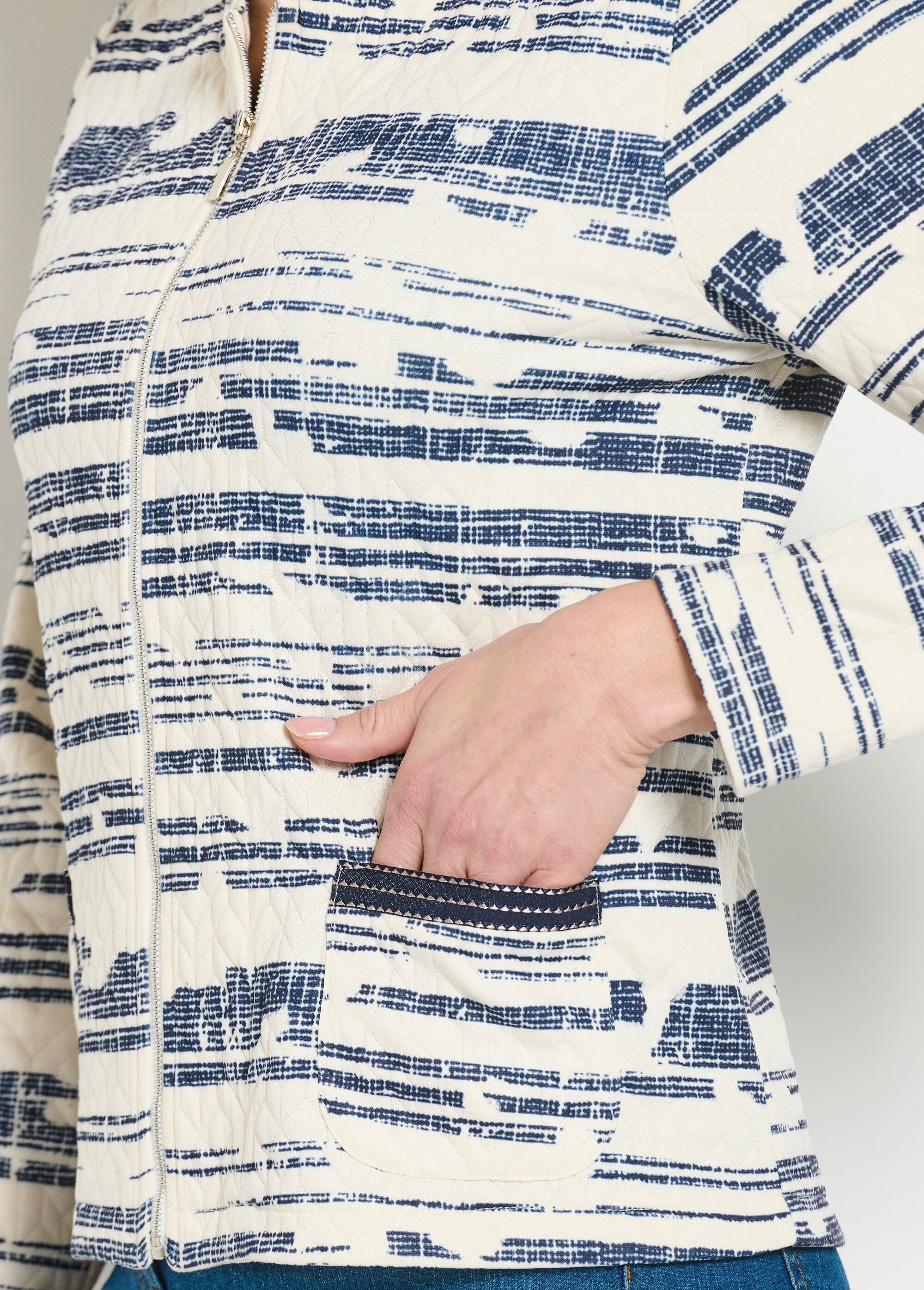 Kraagloos_jack_met_rits_Ecru_et_marine_DE2_slim