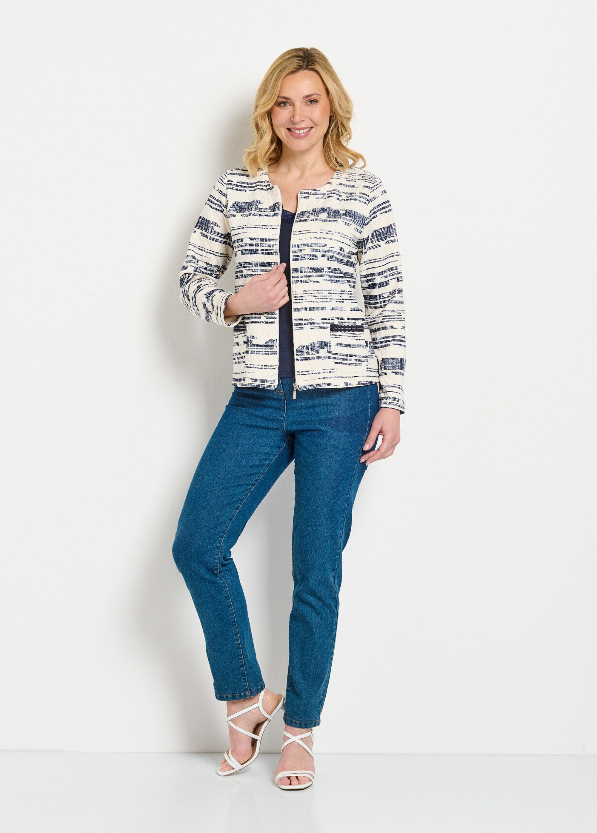 Kraagloos_jack_met_rits_Ecru_et_marine_SF1_slim