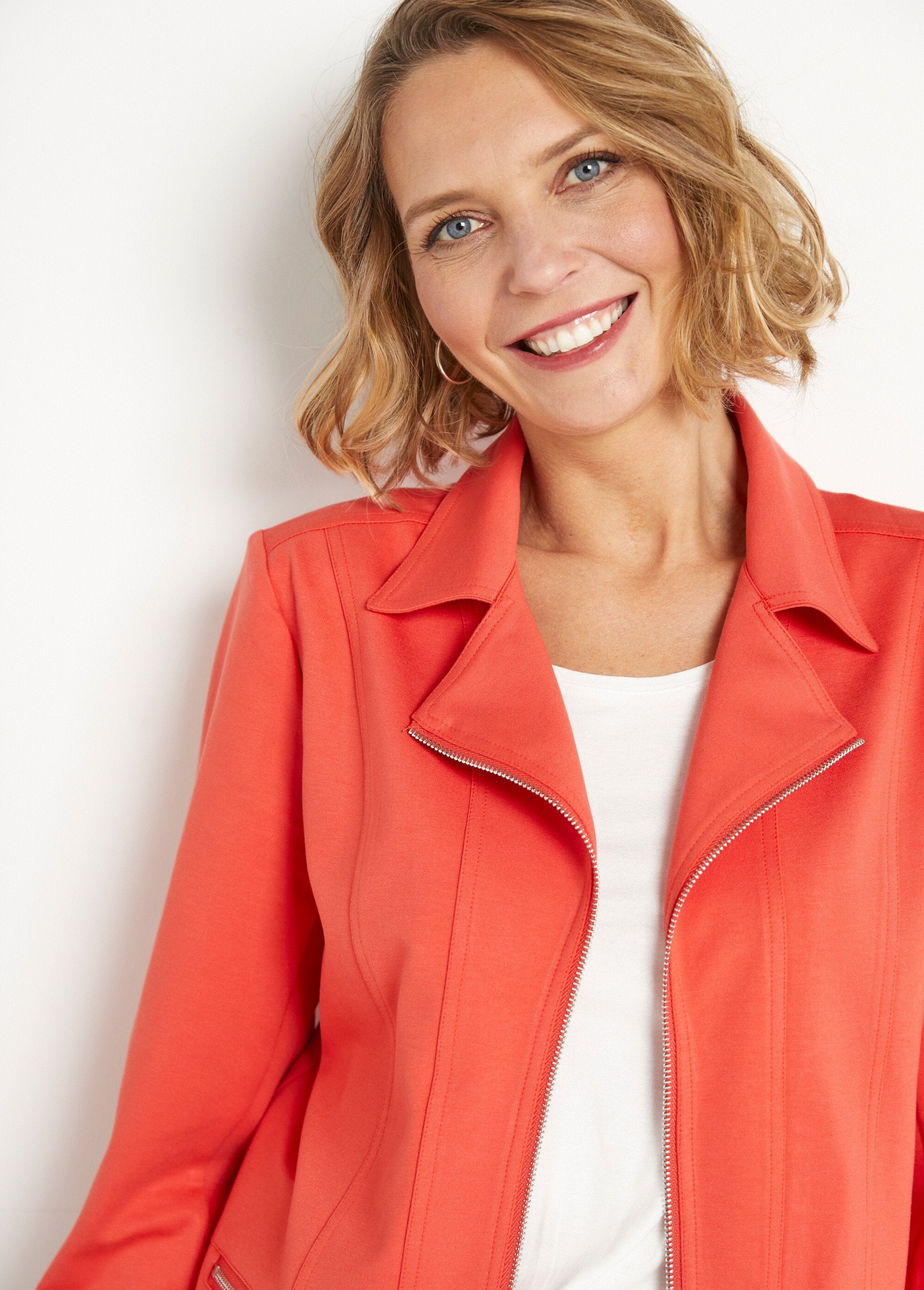 Kort_recht_jasje_met_ritssluiting_in_Milanese_breisels_Capucine_DE1_slim